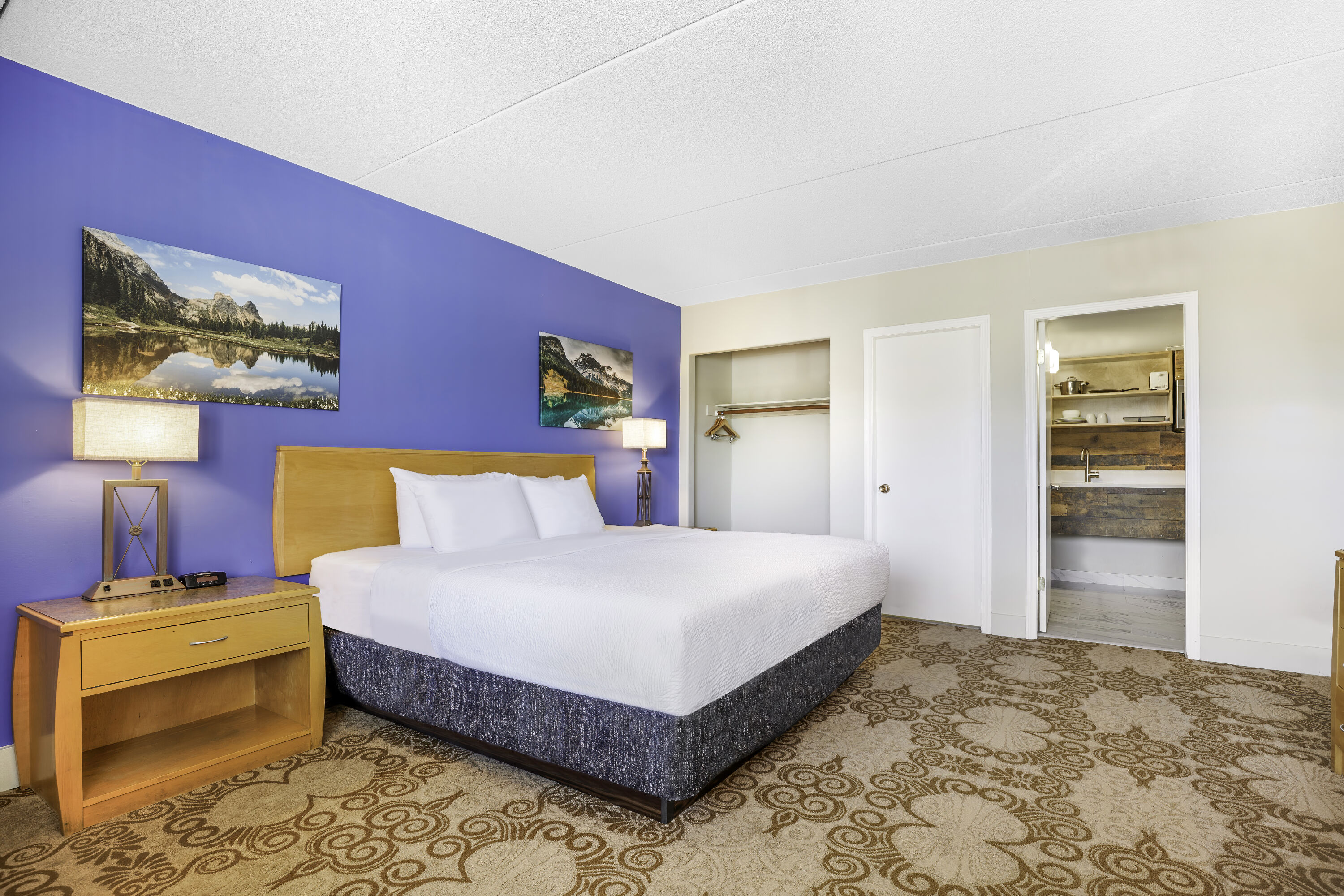 King bed guest room at the Days Inn by Wyndham Golden in Golden, British Columbia