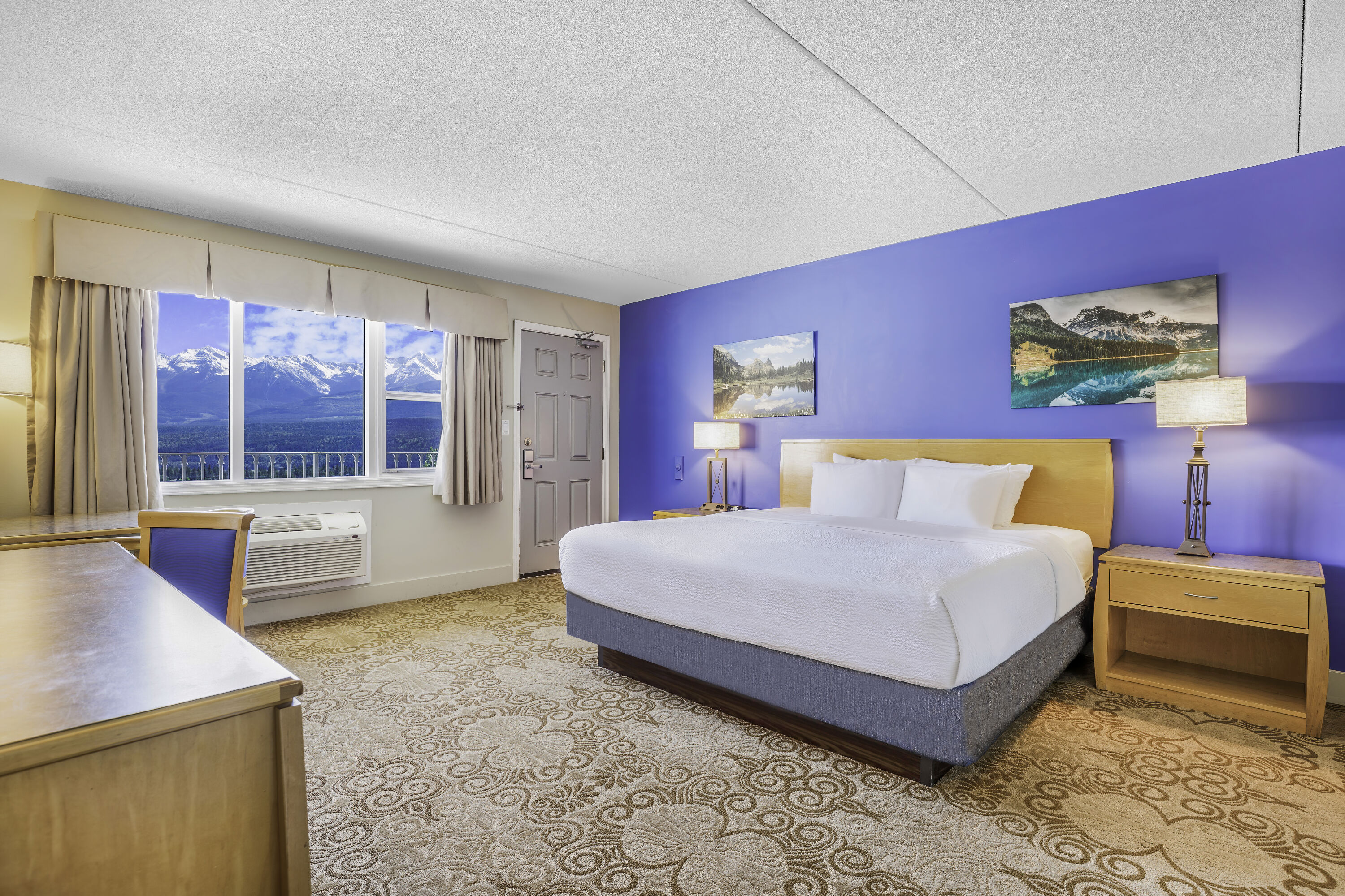 King bed guest room at the Days Inn by Wyndham Golden in Golden, British Columbia