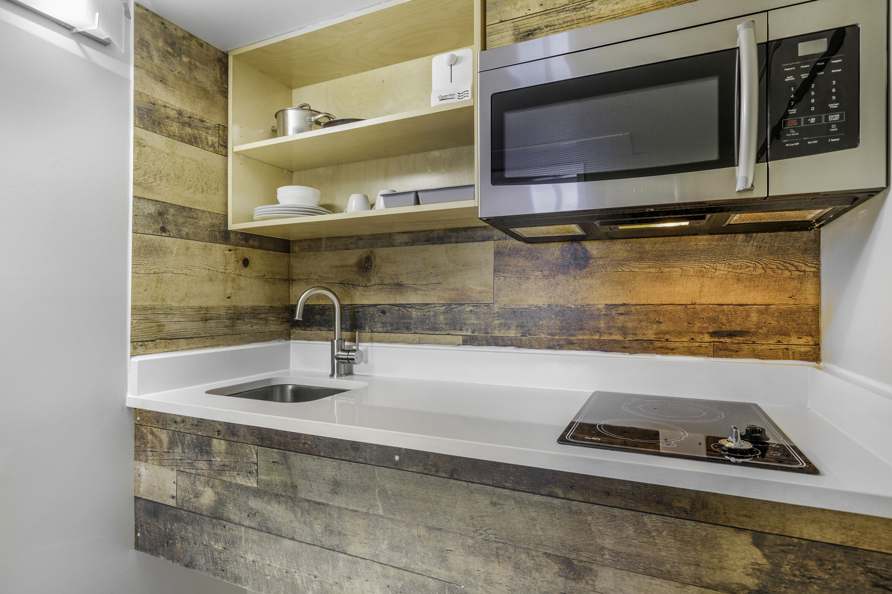 King bed guest room at the Days Inn by Wyndham Golden in Golden, British Columbia