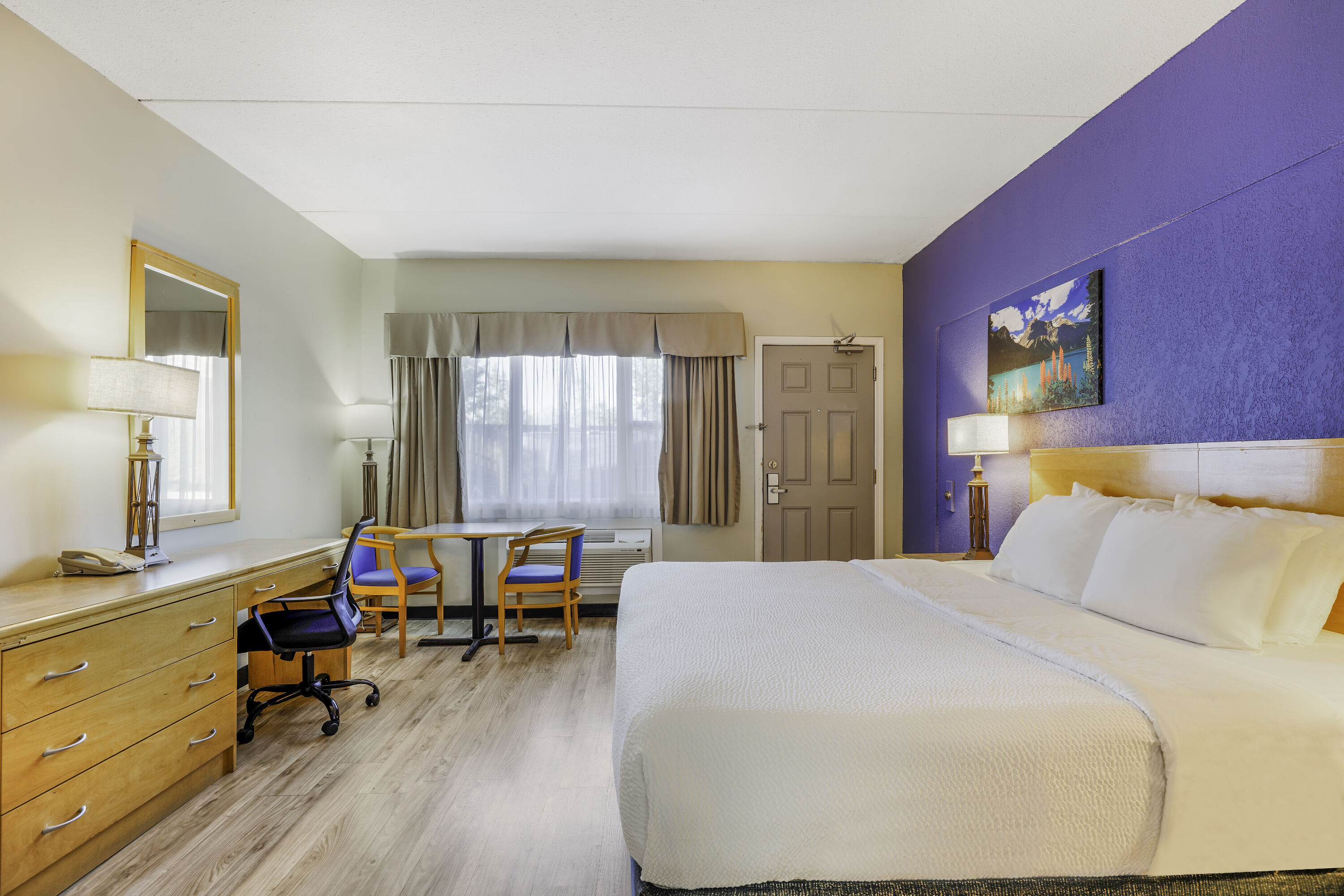 King bed guest room at the Days Inn by Wyndham Golden in Golden, British Columbia