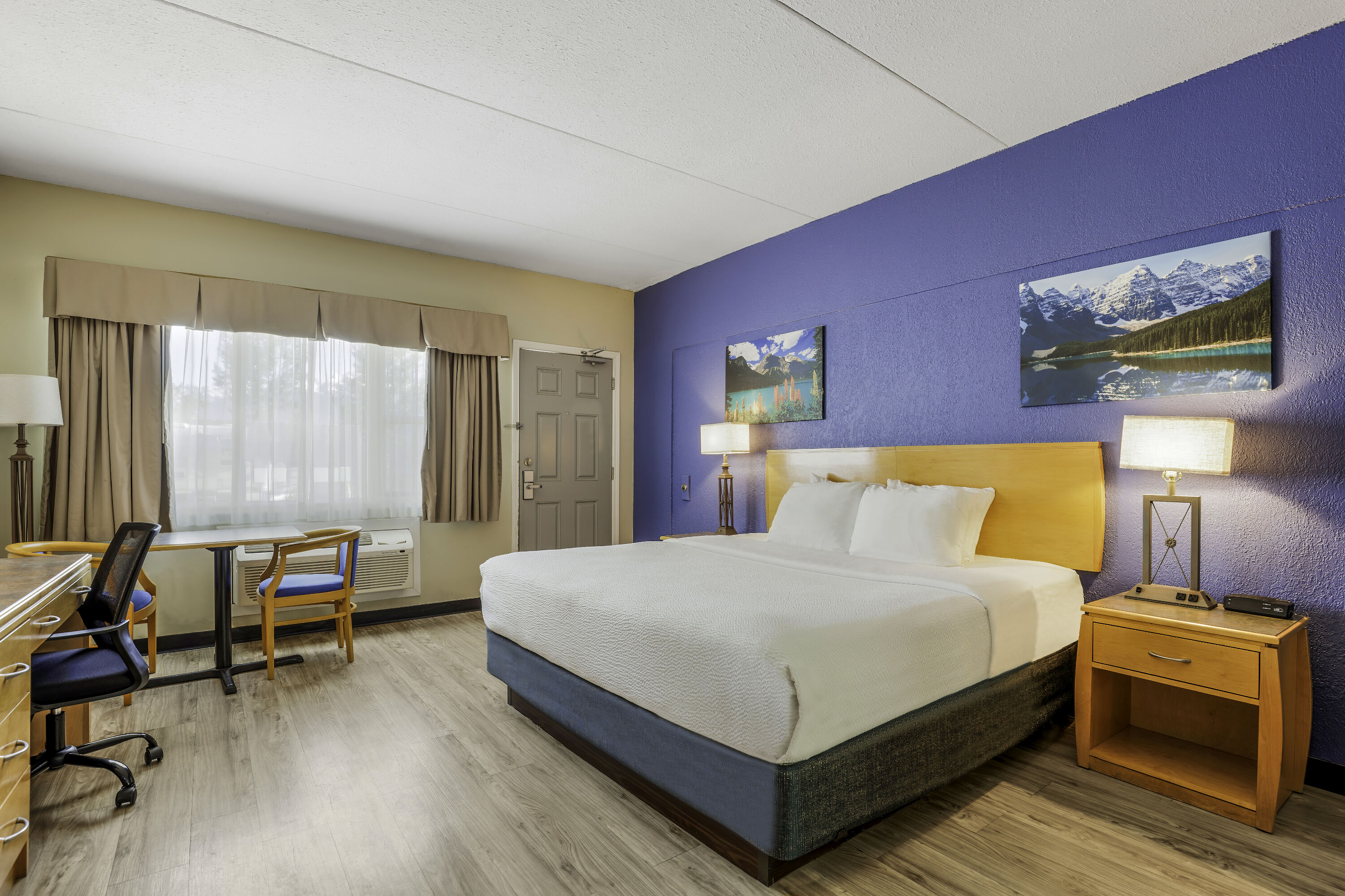 King bed guest room at the Days Inn by Wyndham Golden in Golden, British Columbia