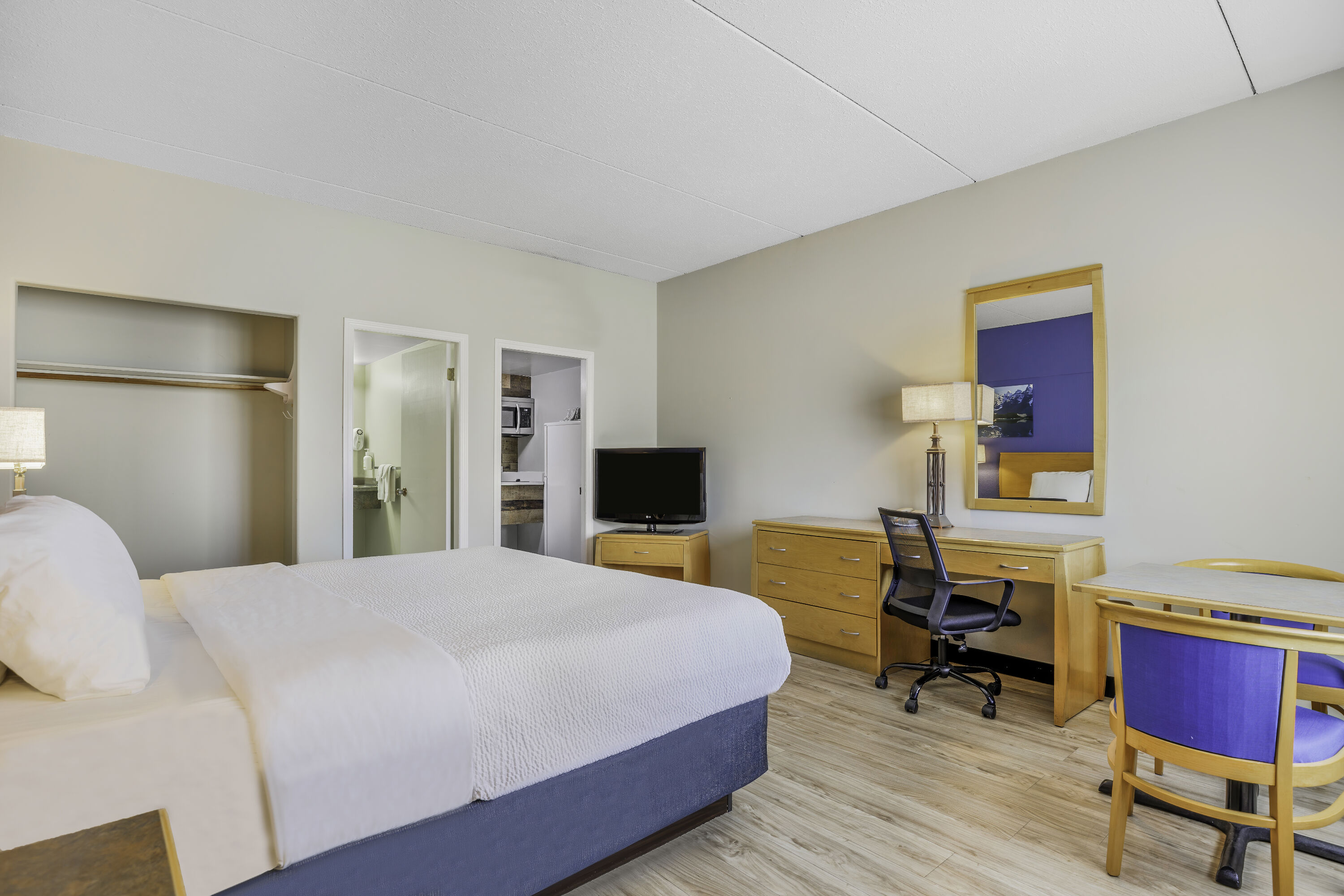 King bed guest room at the Days Inn by Wyndham Golden in Golden, British Columbia