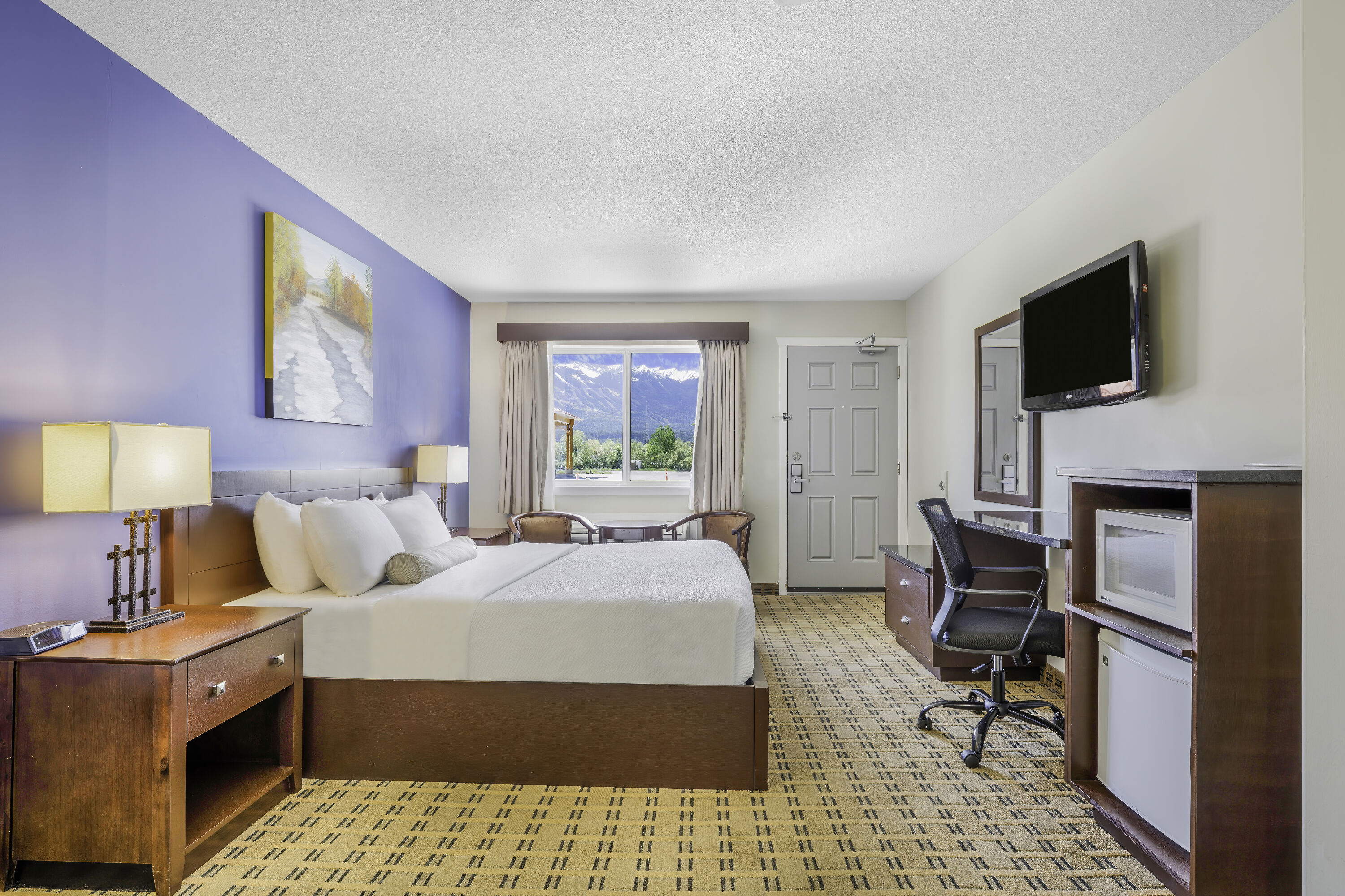 King bed guest room at the Days Inn by Wyndham Golden in Golden, British Columbia