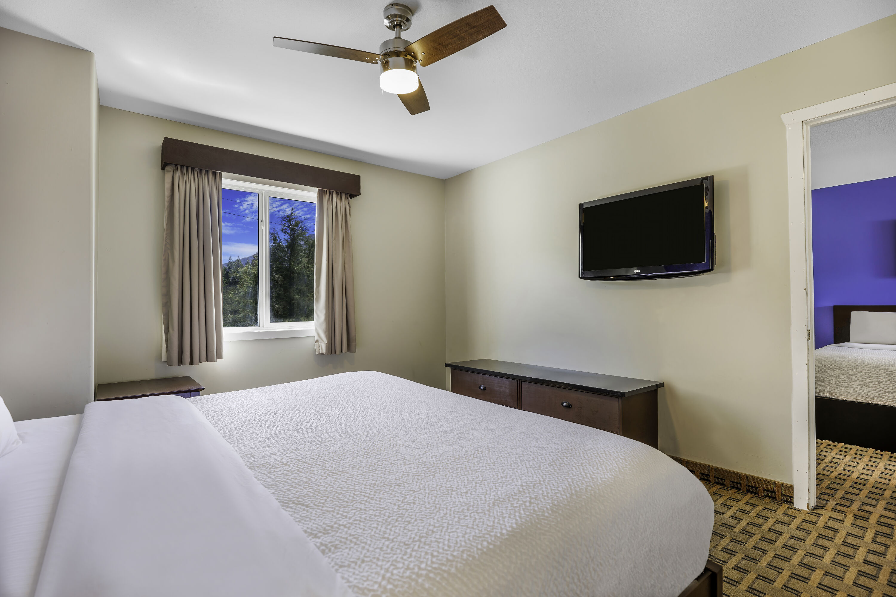 Days Inn by Wyndham Golden suite in Golden, British Columbia