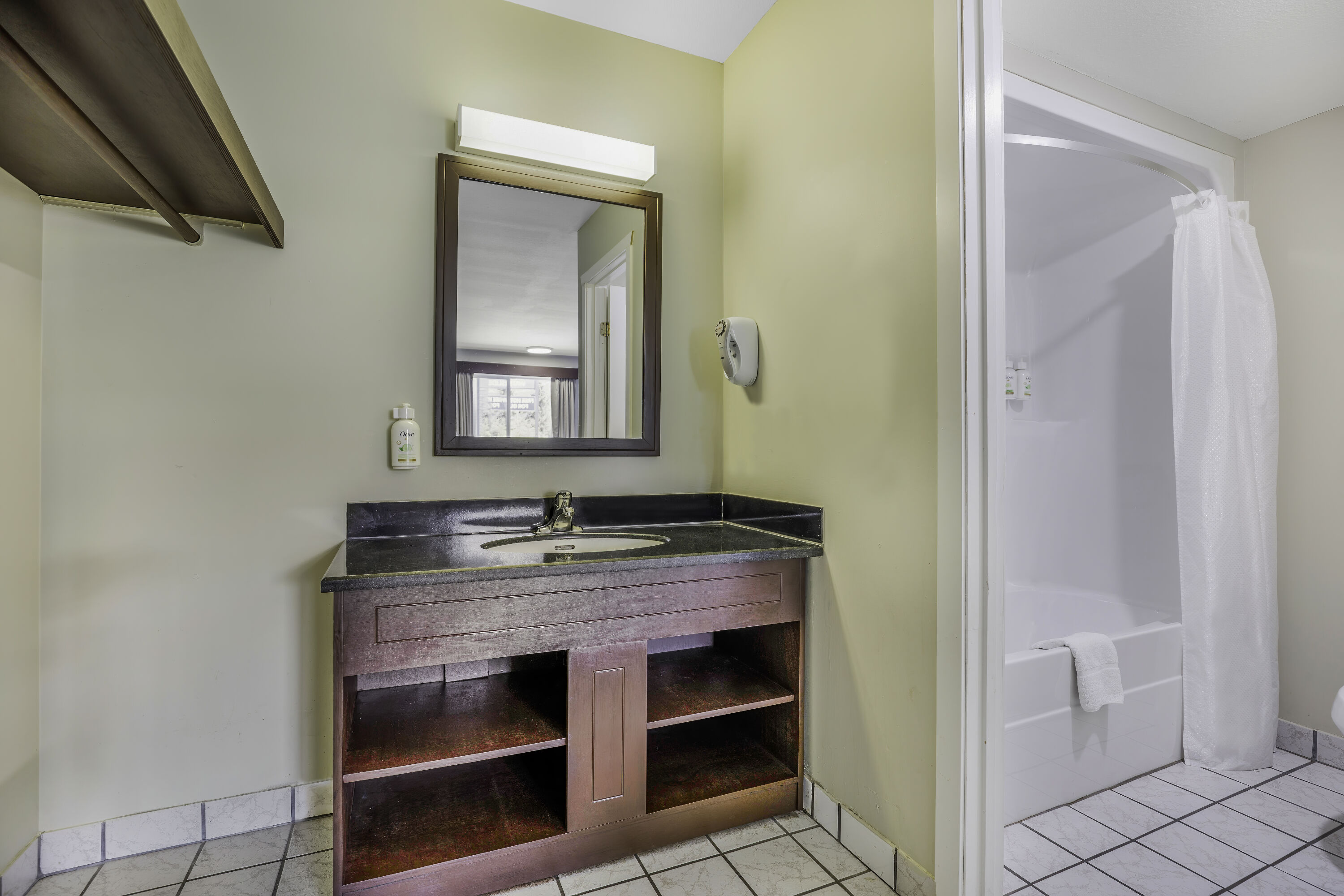 Days Inn by Wyndham Golden suite in Golden, British Columbia