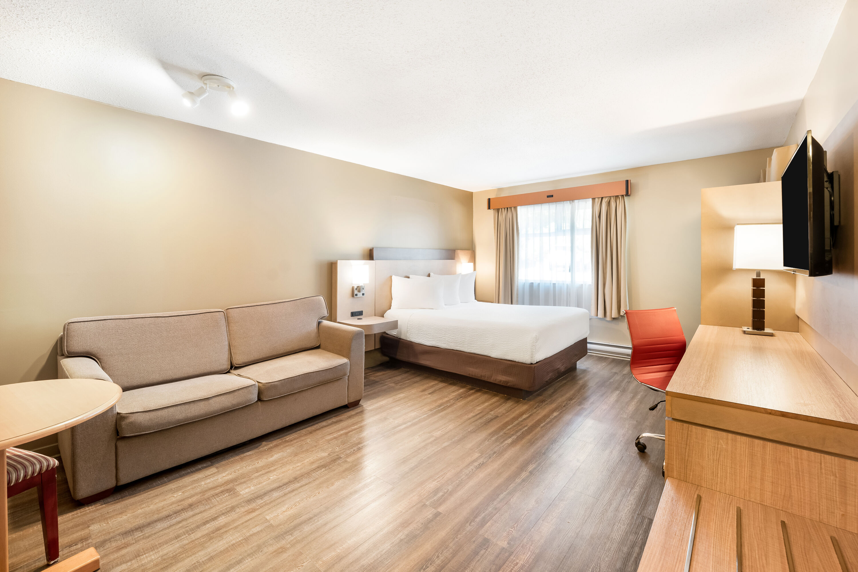 Queen bed guest room at the Days Inn by Wyndham Nanaimo in Nanaimo, British Columbia