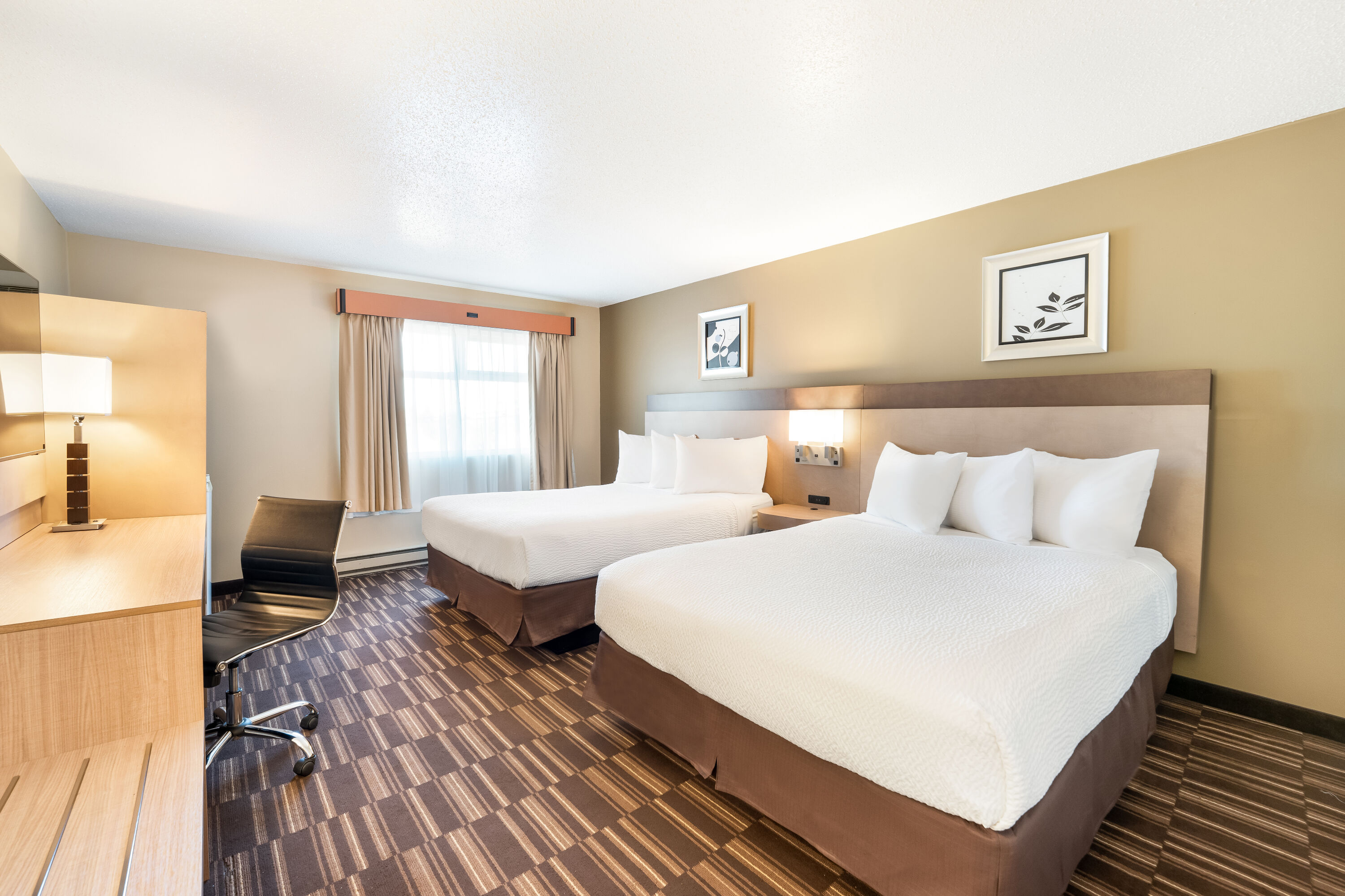 Queen bed guest room at the Days Inn by Wyndham Nanaimo in Nanaimo, British Columbia