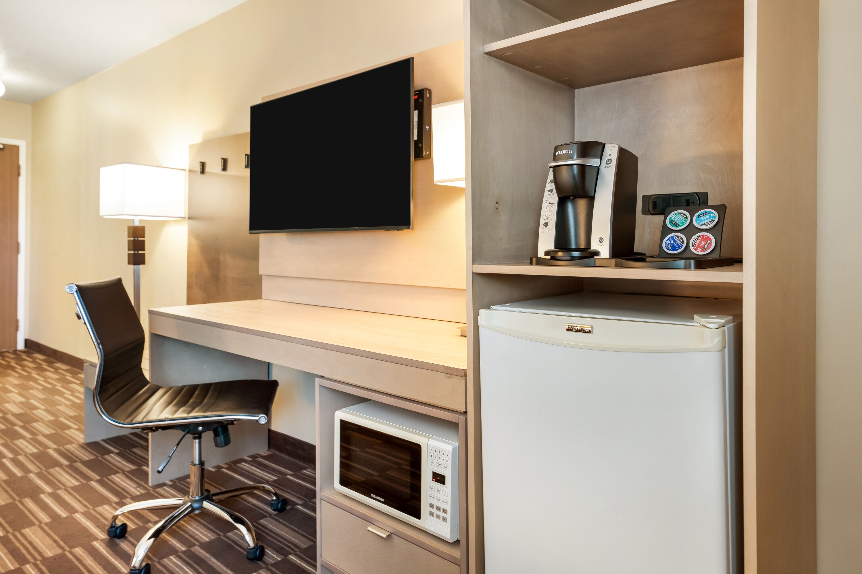 Queen bed guest room at the Days Inn by Wyndham Nanaimo in Nanaimo, British Columbia