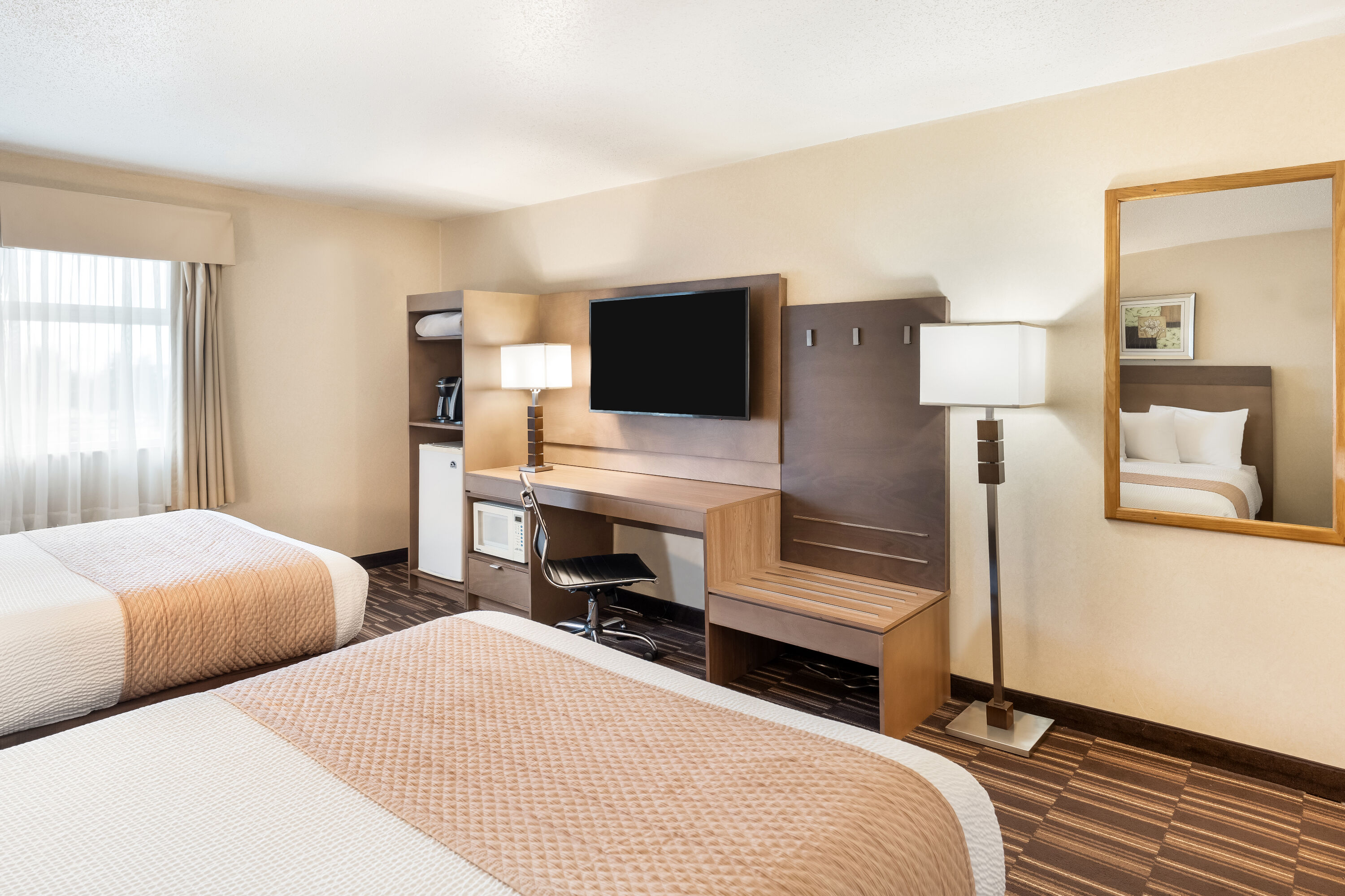 Queen bed guest room at the Days Inn by Wyndham Nanaimo in Nanaimo, British Columbia