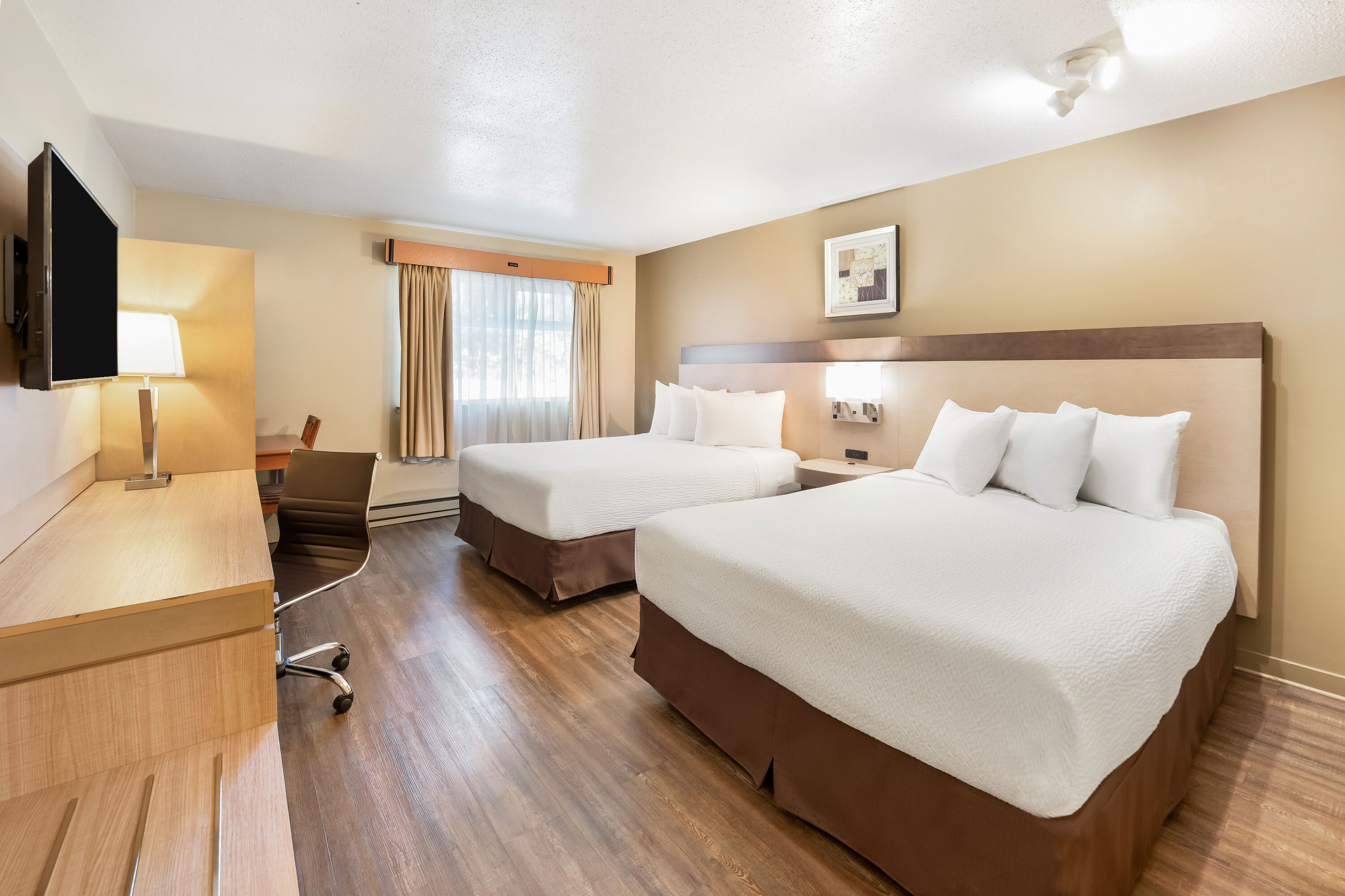 Queen bed guest room at the Days Inn by Wyndham Nanaimo in Nanaimo, British Columbia