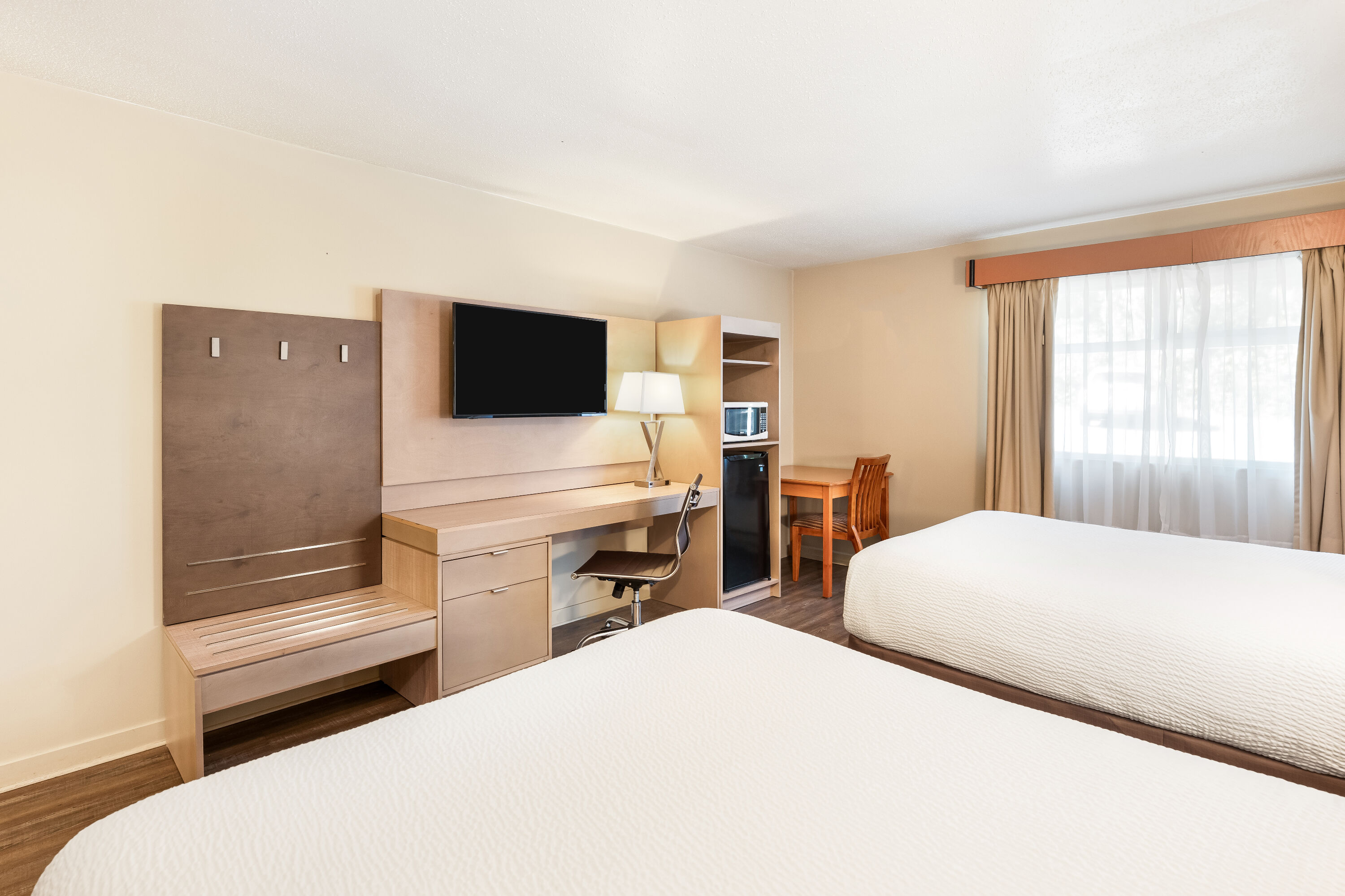 Queen bed guest room at the Days Inn by Wyndham Nanaimo in Nanaimo, British Columbia