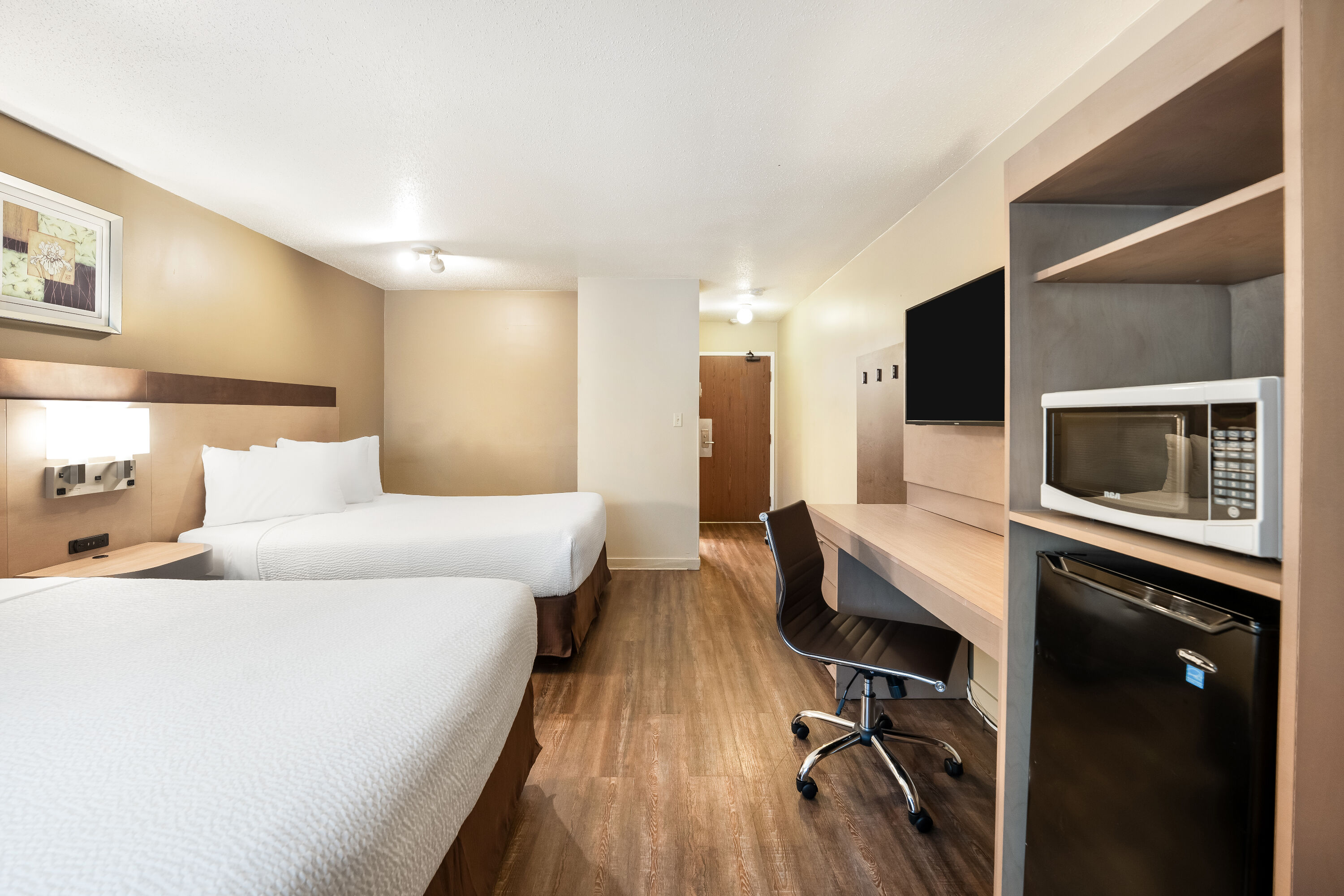 Queen bed guest room at the Days Inn by Wyndham Nanaimo in Nanaimo, British Columbia