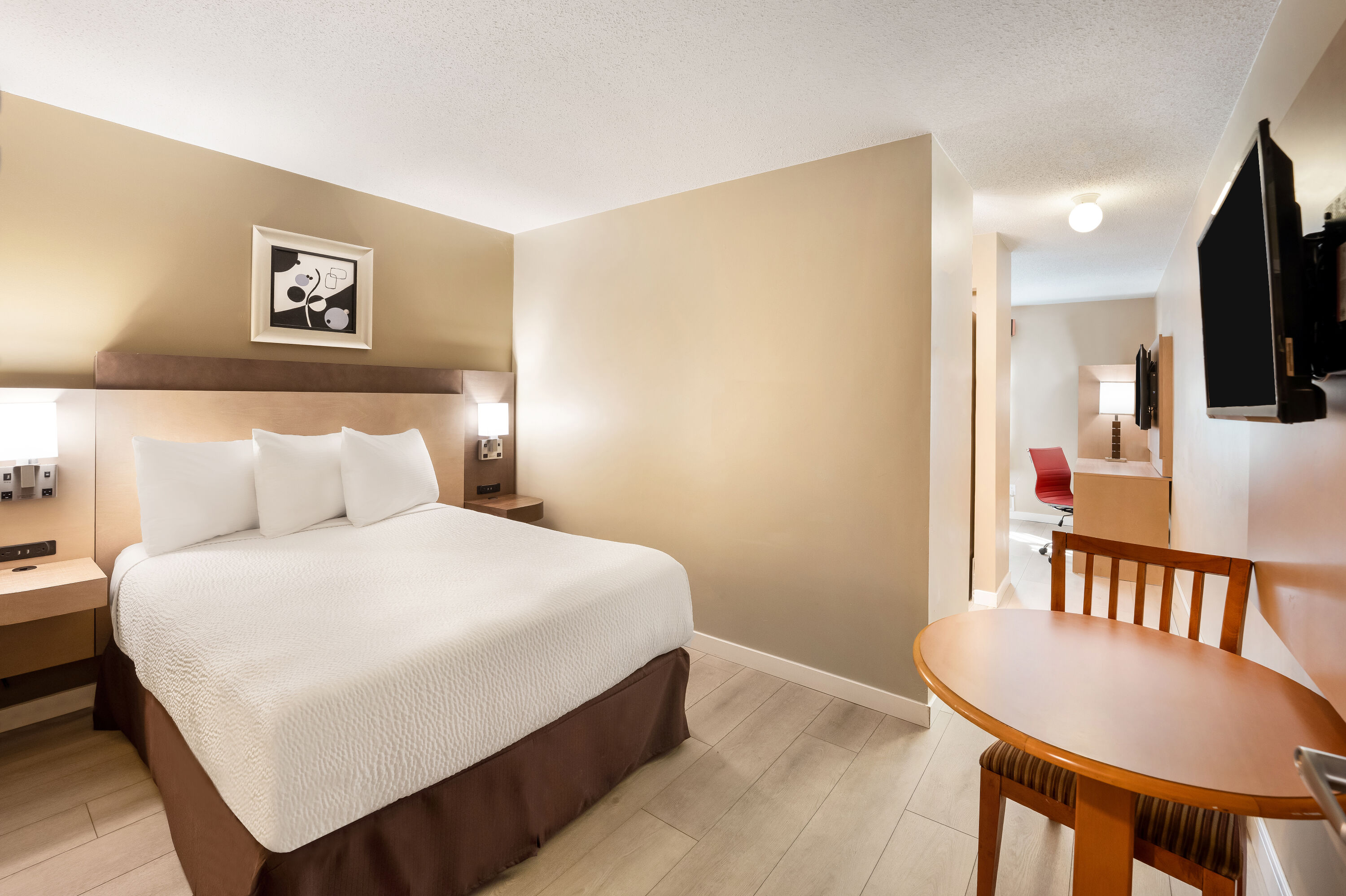 Queen bed guest room at the Days Inn by Wyndham Nanaimo in Nanaimo, British Columbia