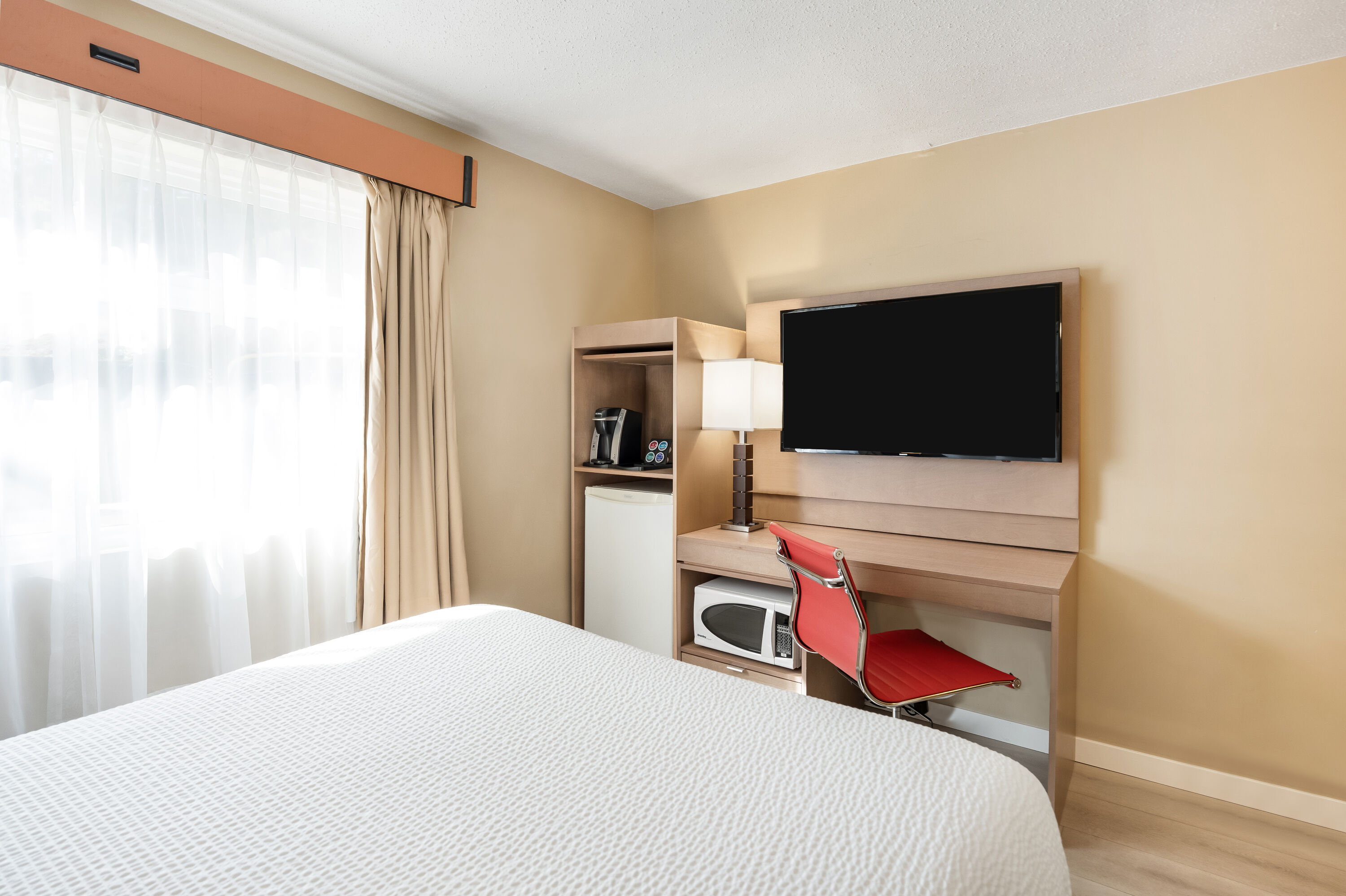 Queen bed guest room at the Days Inn by Wyndham Nanaimo in Nanaimo, British Columbia