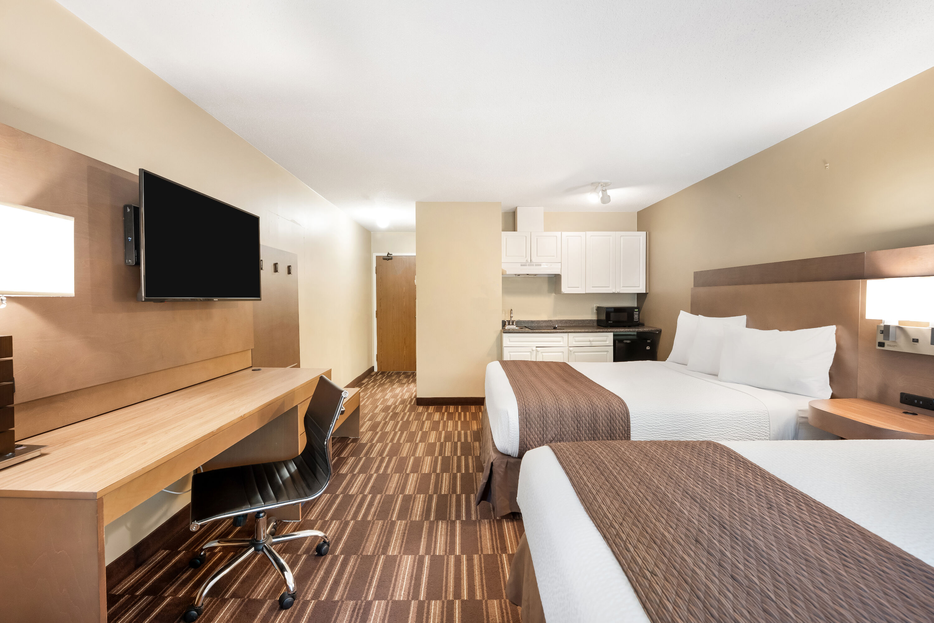 Queen bed guest room at the Days Inn by Wyndham Nanaimo in Nanaimo, British Columbia