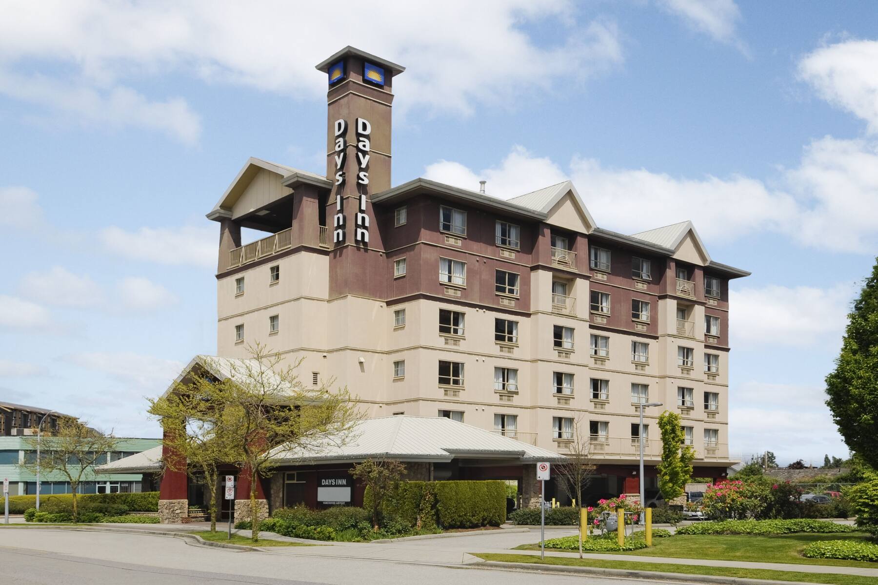 Exterior of Days Inn - Vancouver Airport hotel in Richmond, British Columbia Exterior of Days Inn - Vancouver Airport hotel in Richmond, British Columbia