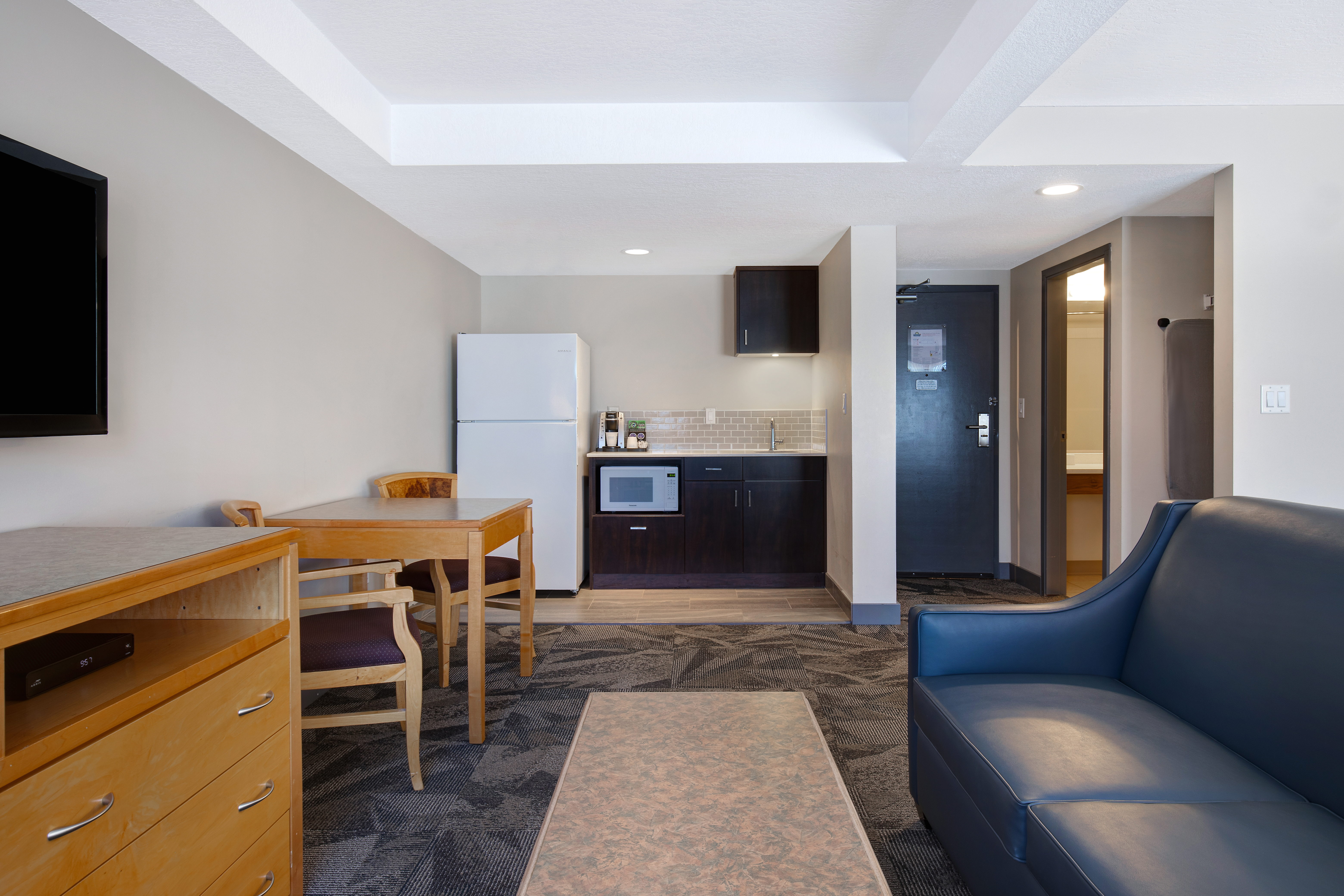 Days Inn by Wyndham Victoria Airport Sidney suite in Sidney, British Columbia