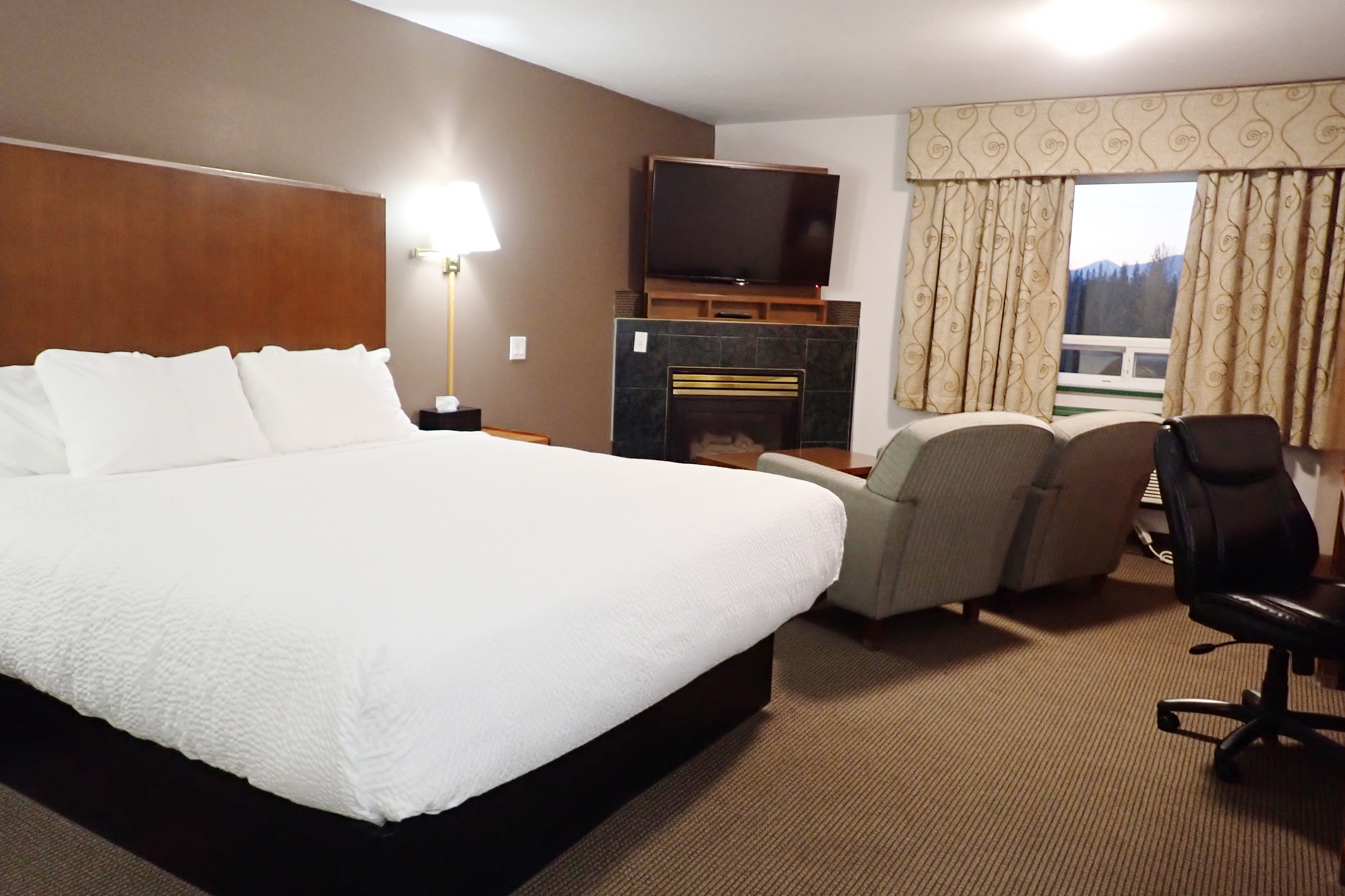 Guest room at the Days Inn by Wyndham Valemount in Valemount, British Columbia