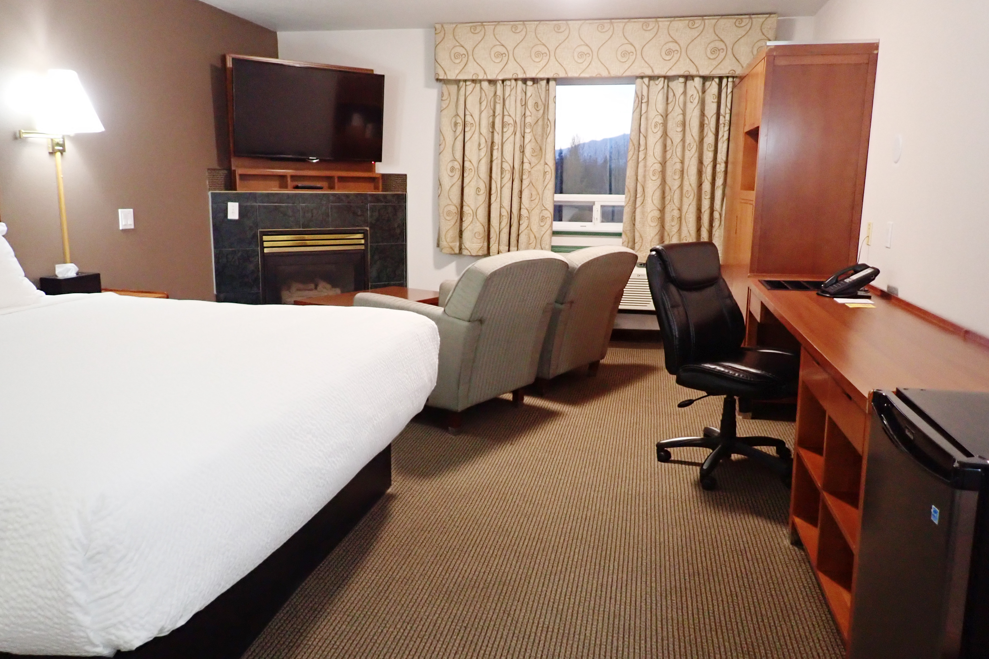 Guest room at the Days Inn by Wyndham Valemount in Valemount, British Columbia