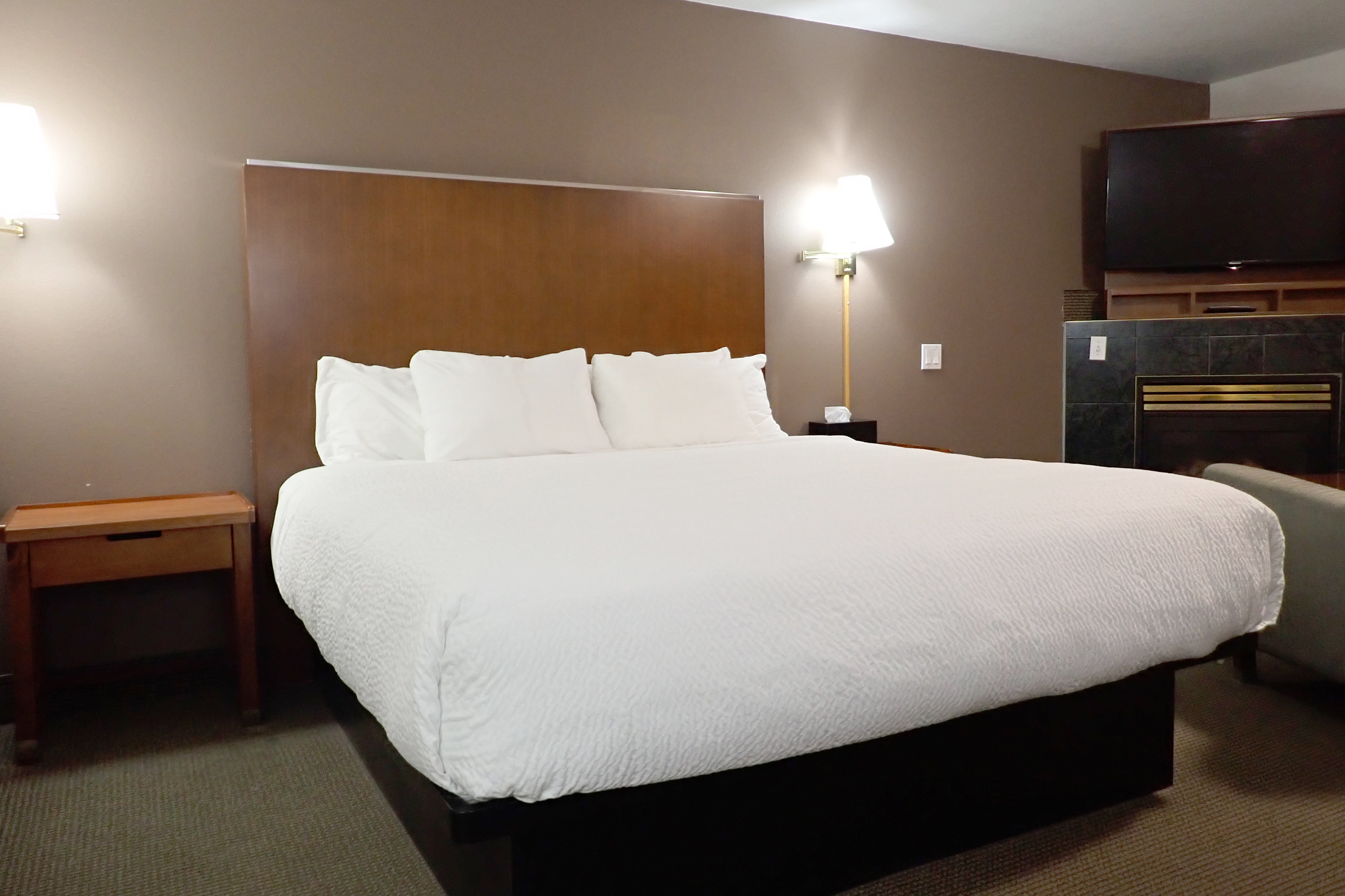 Guest room at the Days Inn by Wyndham Valemount in Valemount, British Columbia