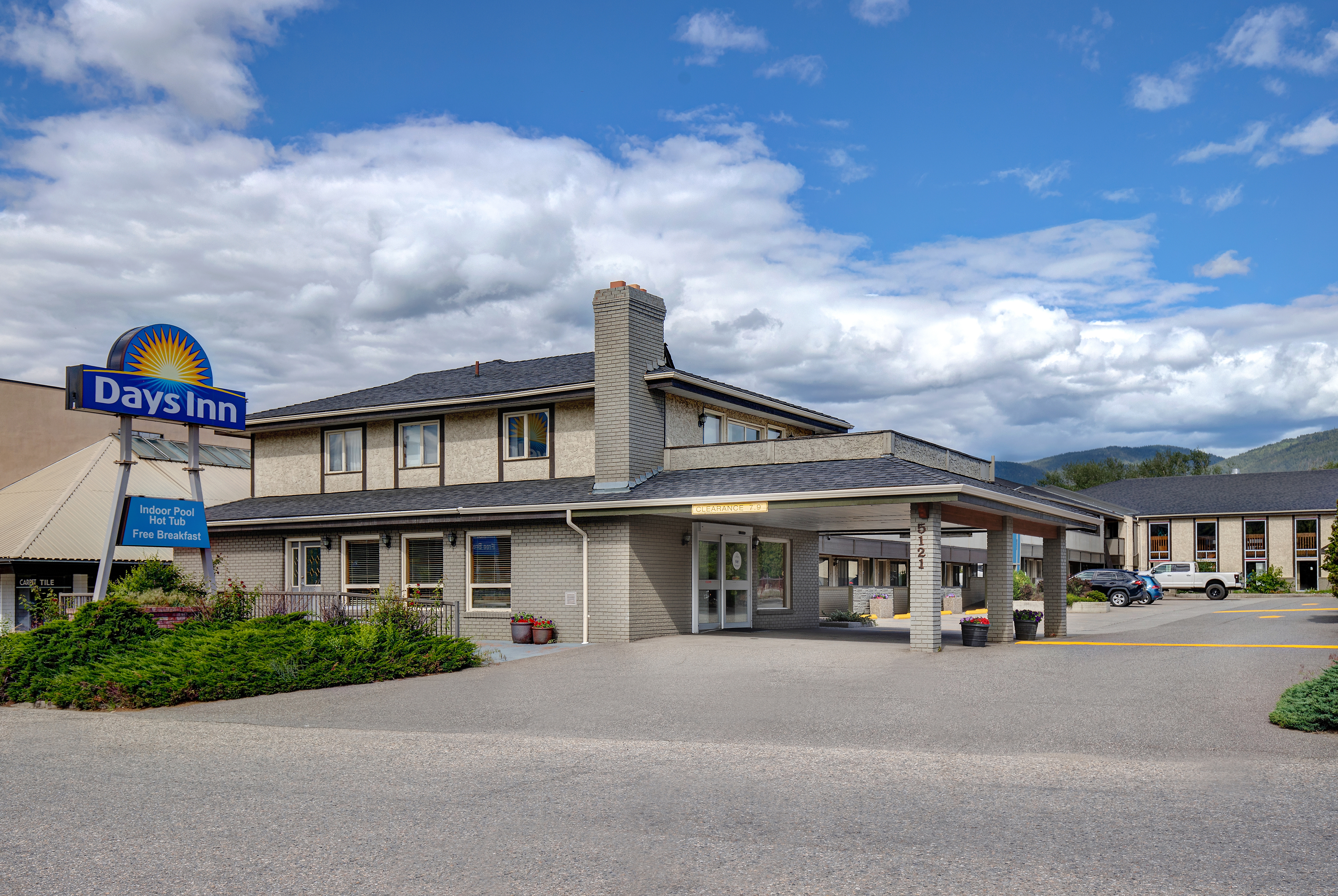 Front Exterior Image of Days Inn by Wyndham Vernon hotel in Vernon, British Columbia