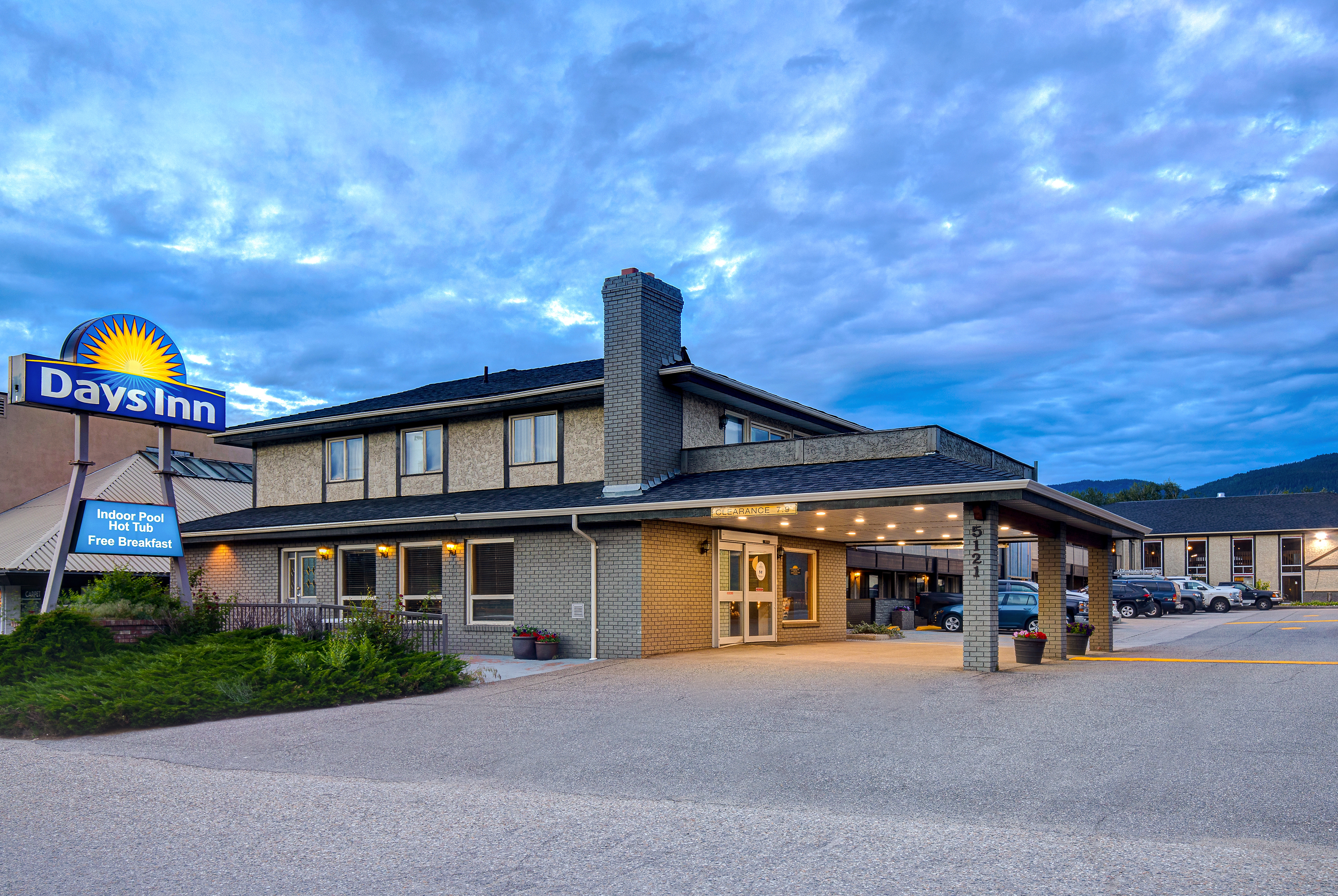 Front Exterior Image of Days Inn by Wyndham Vernon hotel in Vernon, British Columbia