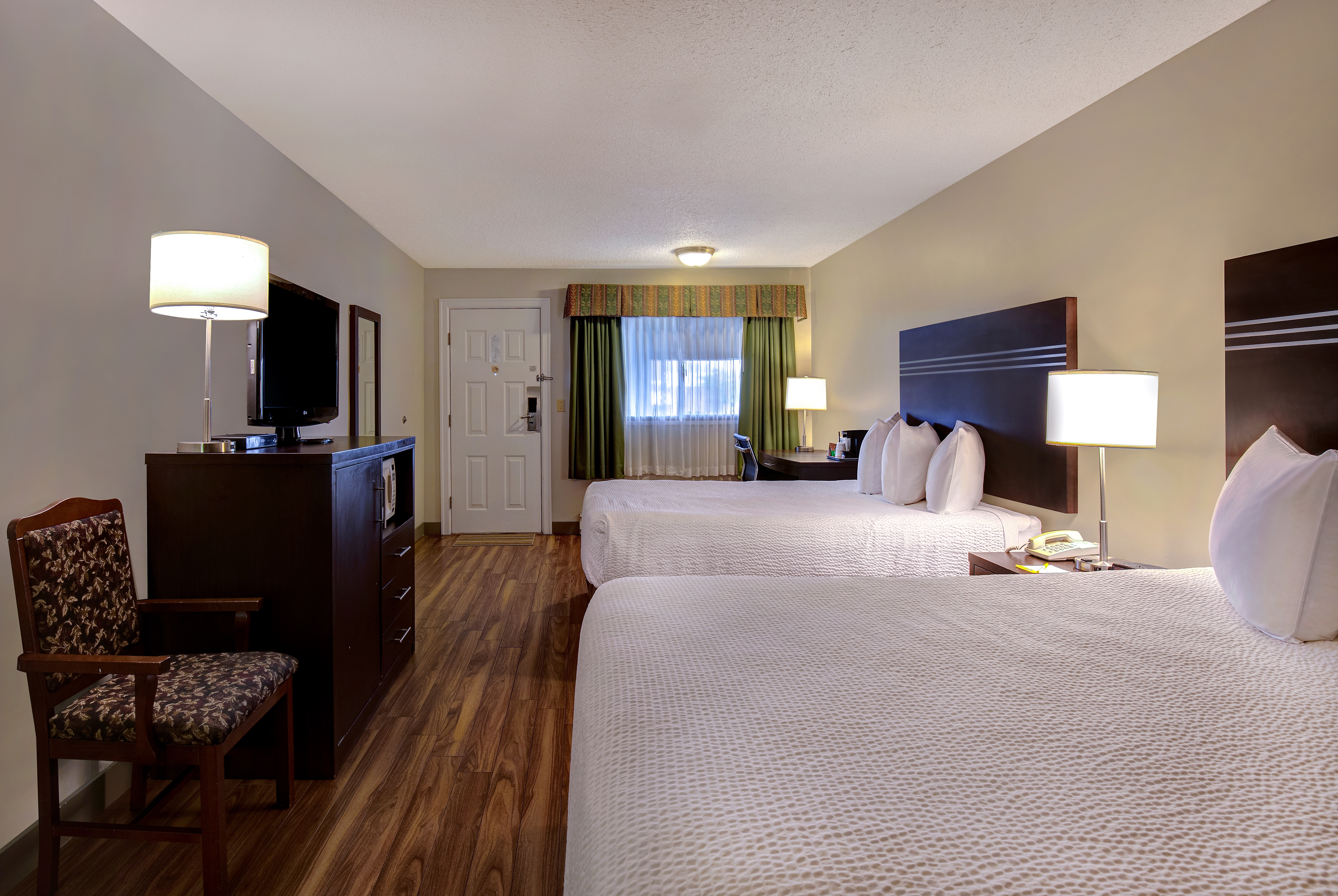 Queen bed guest room at the Days Inn by Wyndham Vernon in Vernon, British Columbia