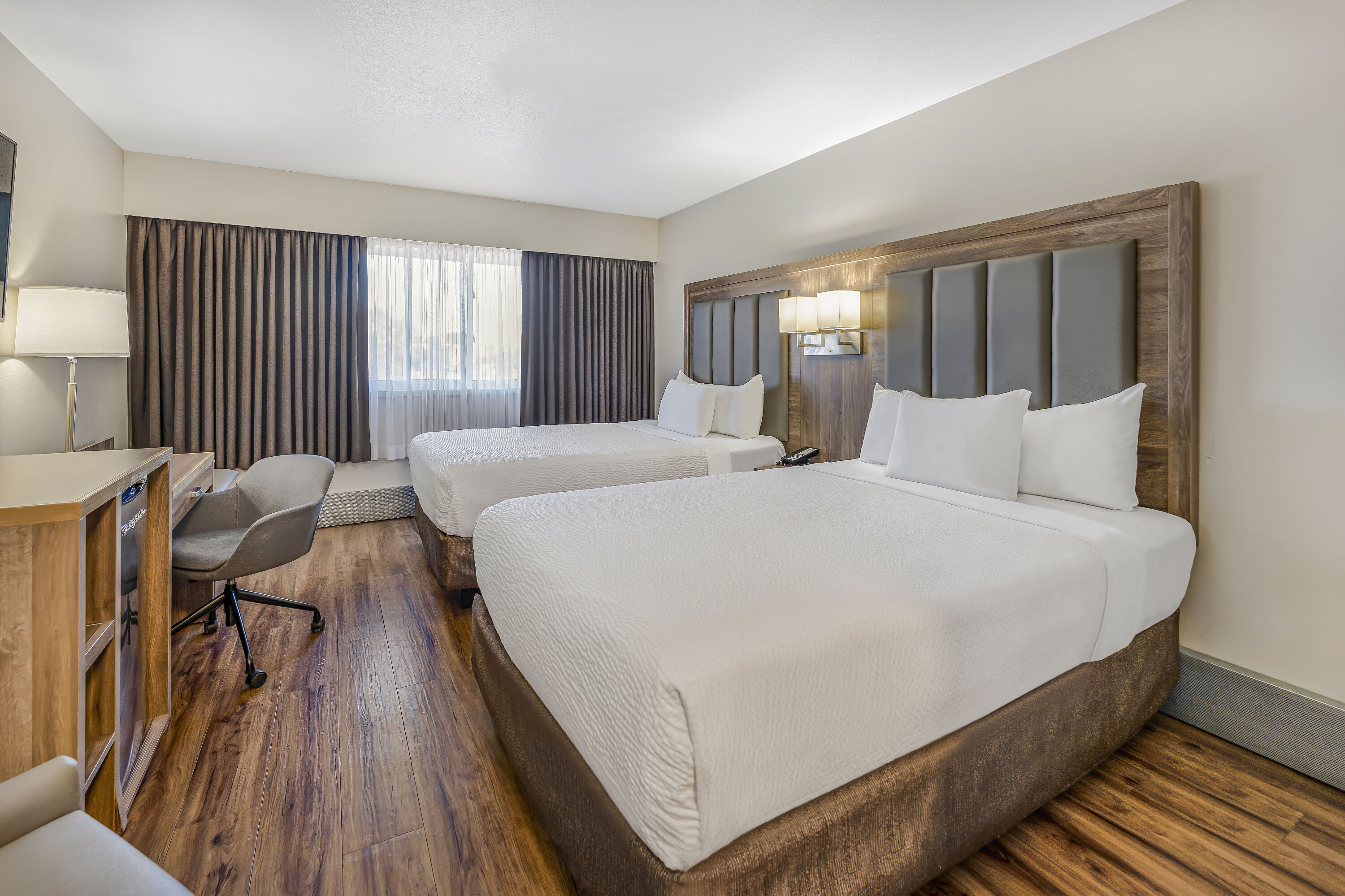 Double bed guest room at the Days Inn by Wyndham Victoria On The Harbour in Victoria, British Columbia