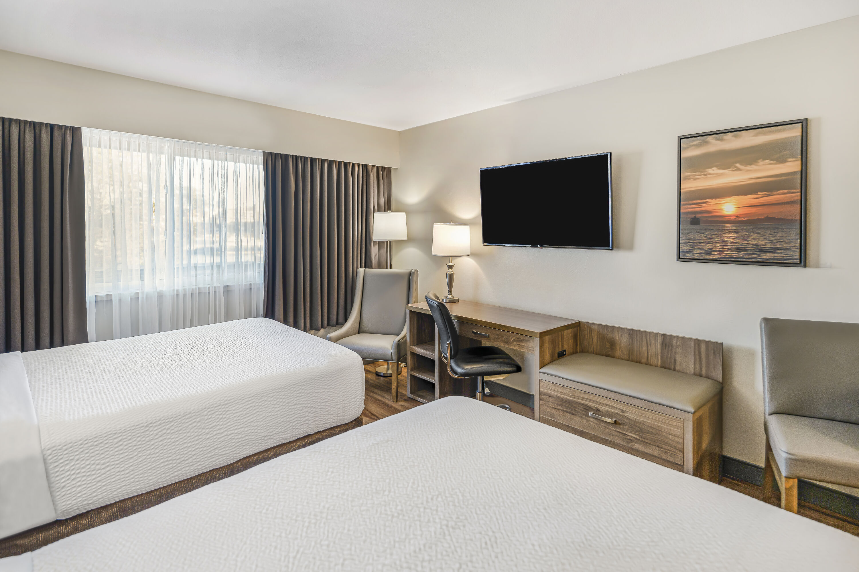 Double bed guest room at the Days Inn by Wyndham Victoria On The Harbour in Victoria, British Columbia