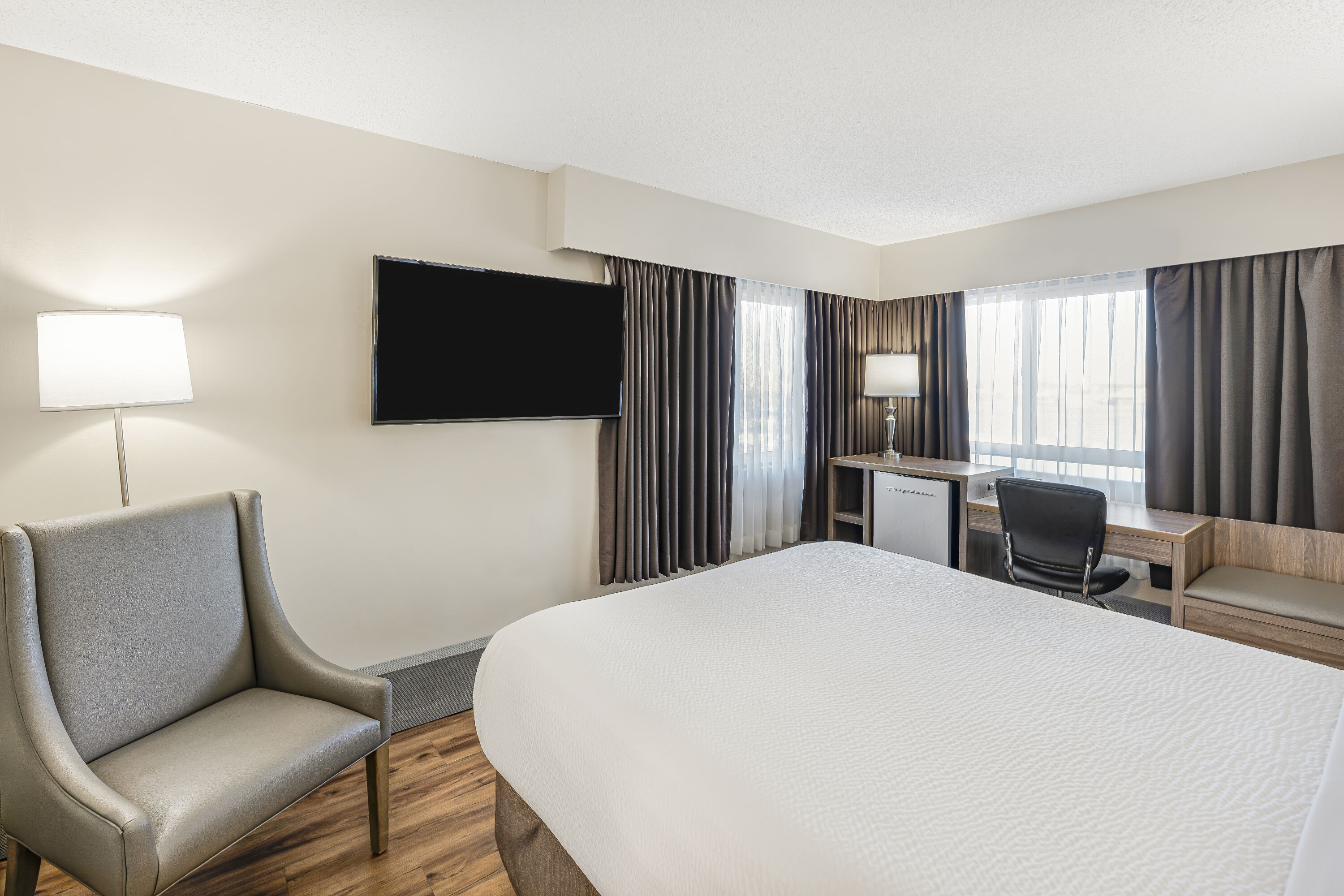 Queen bed guest room at the Days Inn by Wyndham Victoria On The Harbour in Victoria, British Columbia