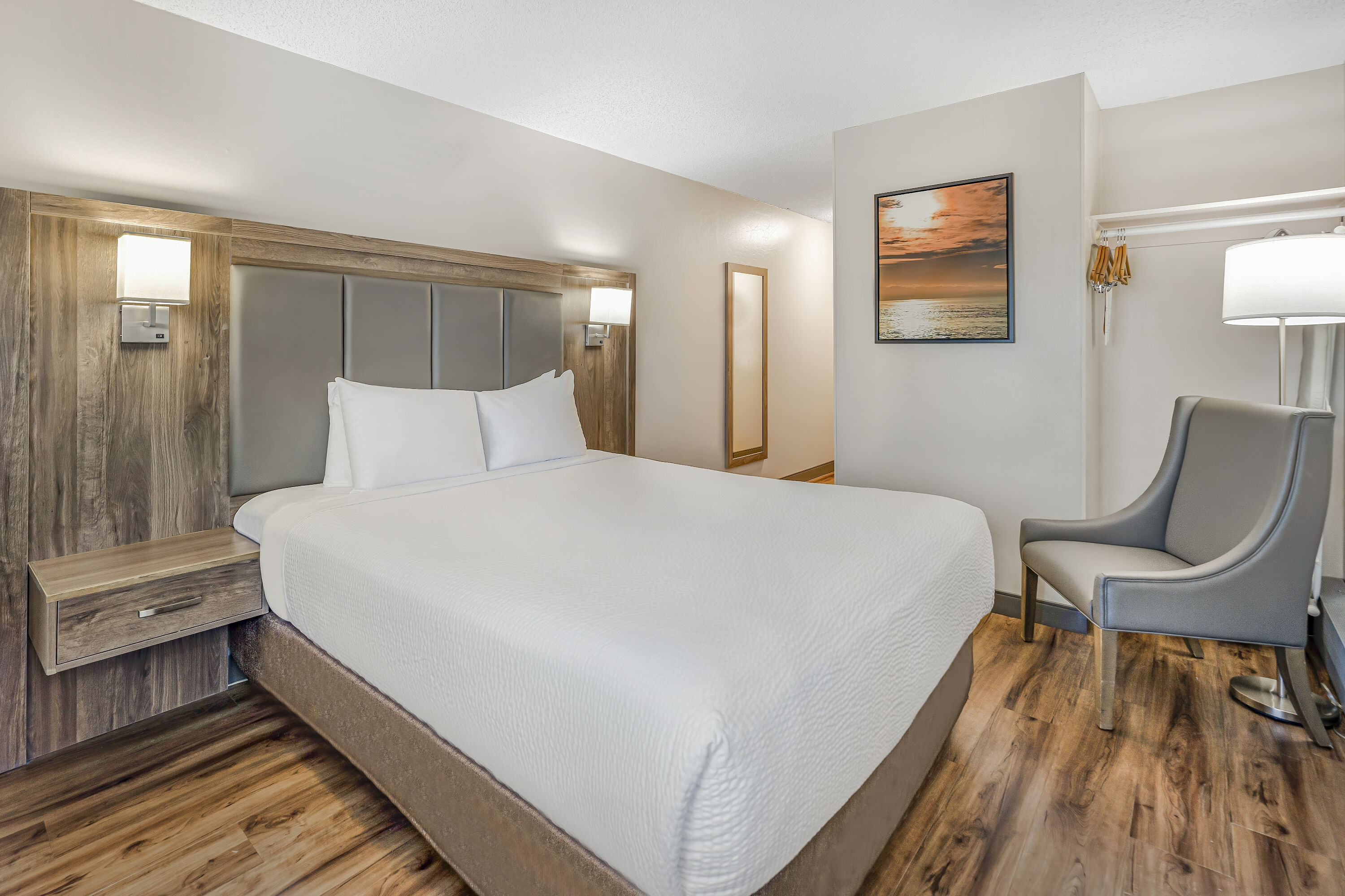 Queen bed guest room at the Days Inn by Wyndham Victoria On The Harbour in Victoria, British Columbia