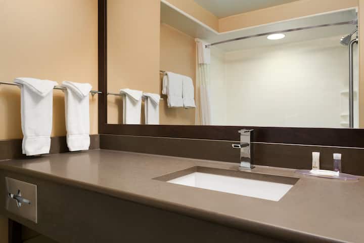 Days Inn & Suites by Wyndham Brandon | Brandon, MB Hotels