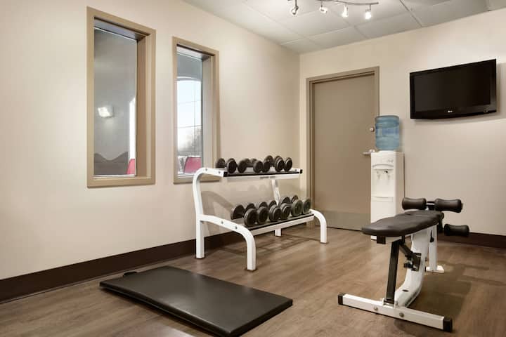 Days Inn & Suites by Wyndham Brandon | Brandon, MB Hotels