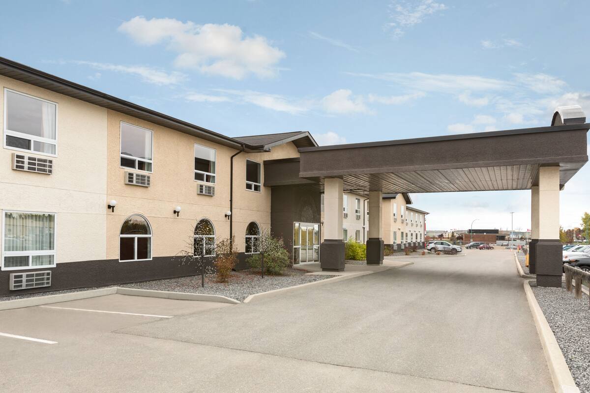 Days Inn Suites Thompson Hotels Mb R8n 2b5 Exterior Of Days Inn Suites Thompson Hotel In Manitoba