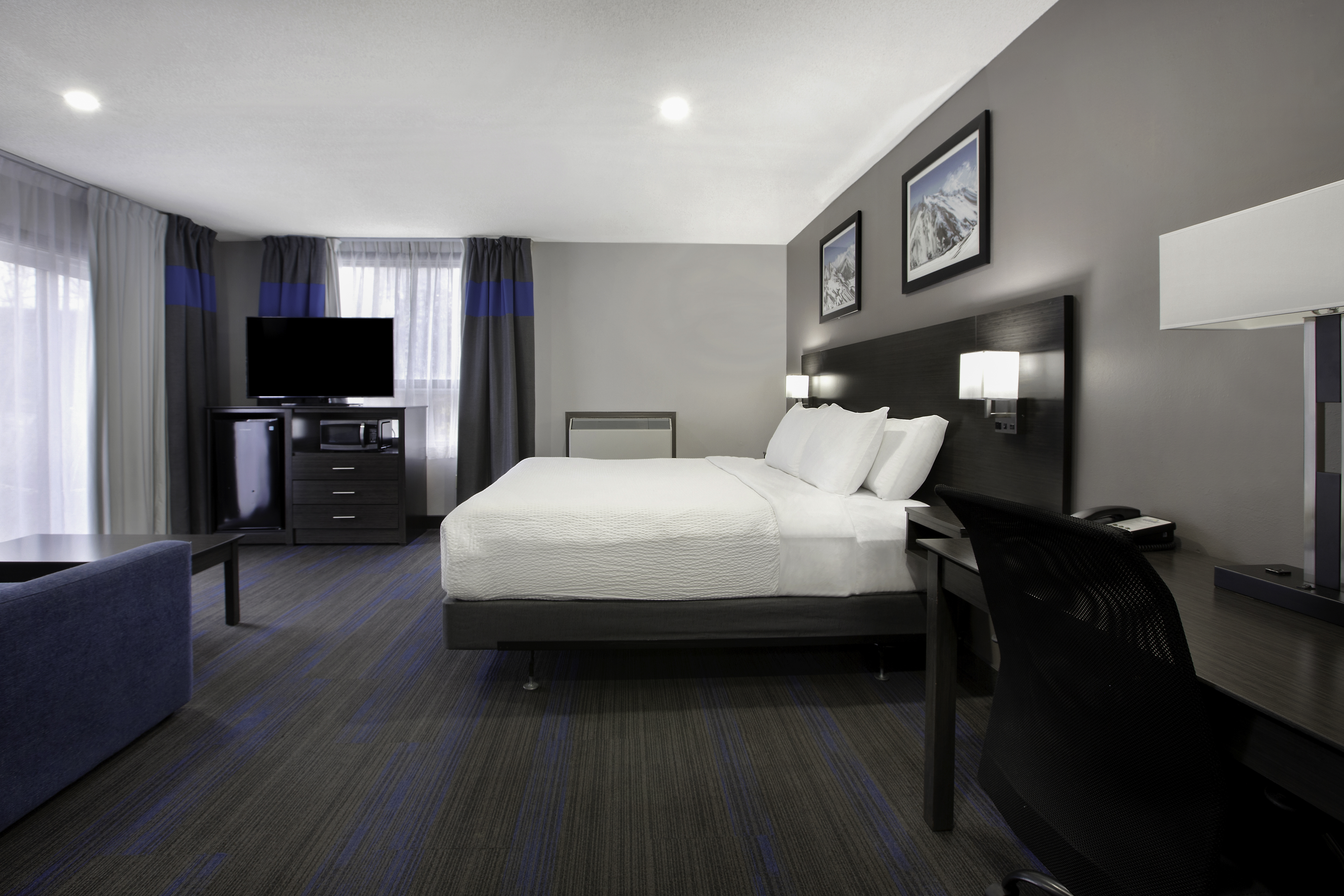 Guest room at the Days Inn by Wyndham Barrie in Barrie, Ontario