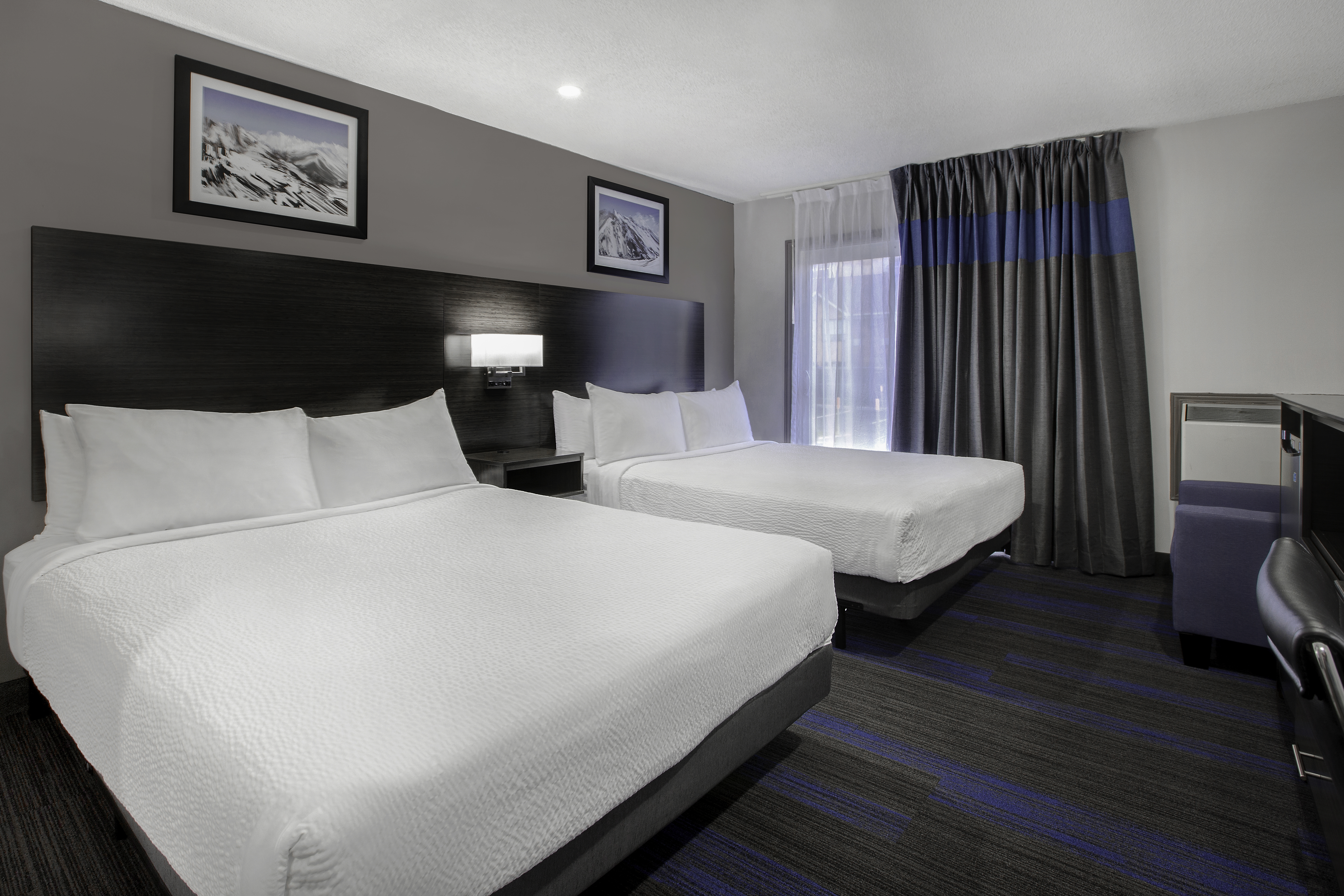 Guest room at the Days Inn by Wyndham Barrie in Barrie, Ontario