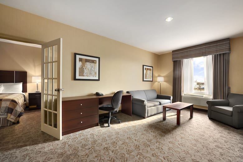 Days Inn Brampton Hotels On L6v 1b9 Guest Room At The Days Inn Brampton In Ontario