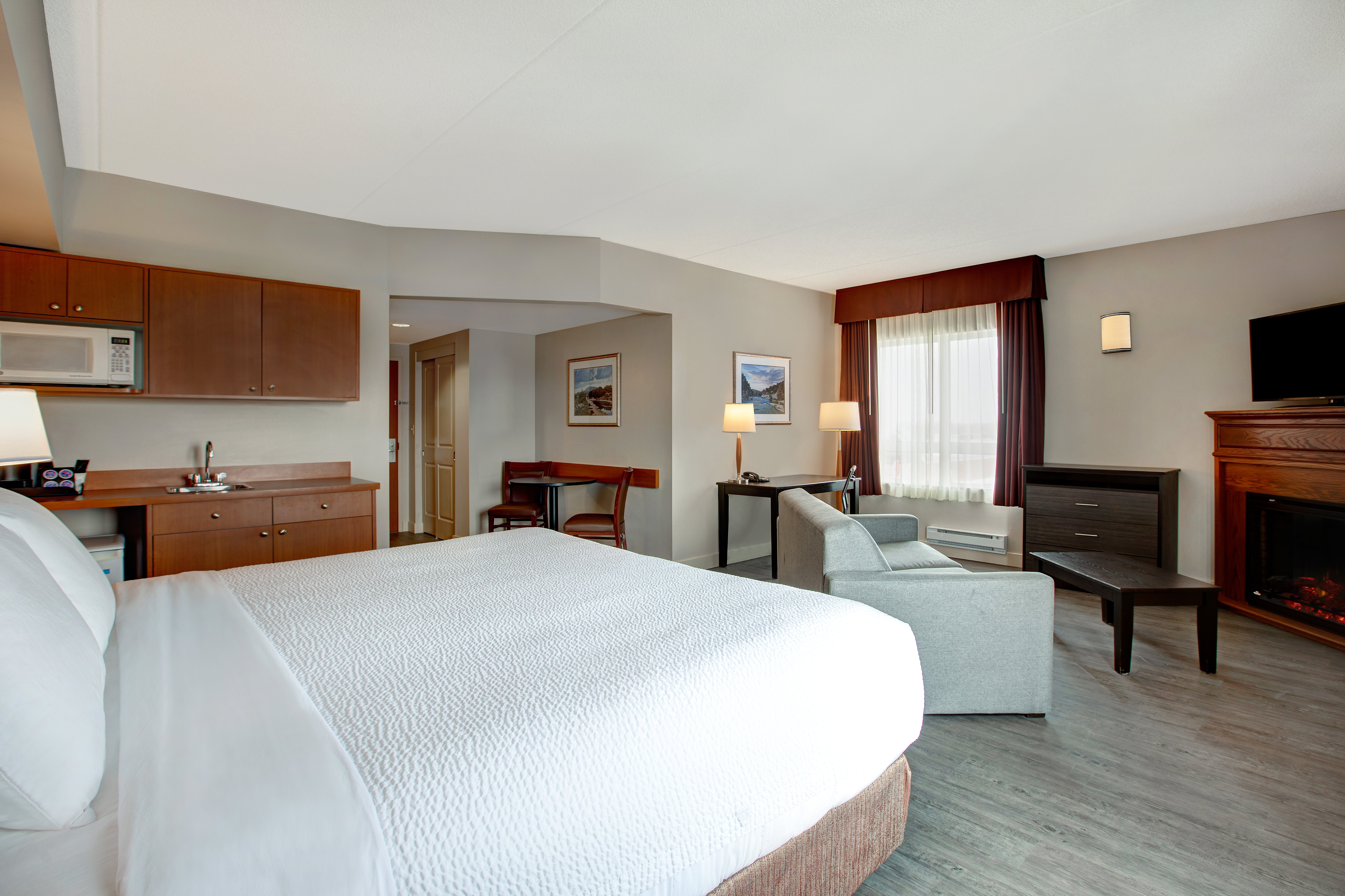 Days Inn & Suites by Wyndham Collingwood suite in Collingwood, Ontario