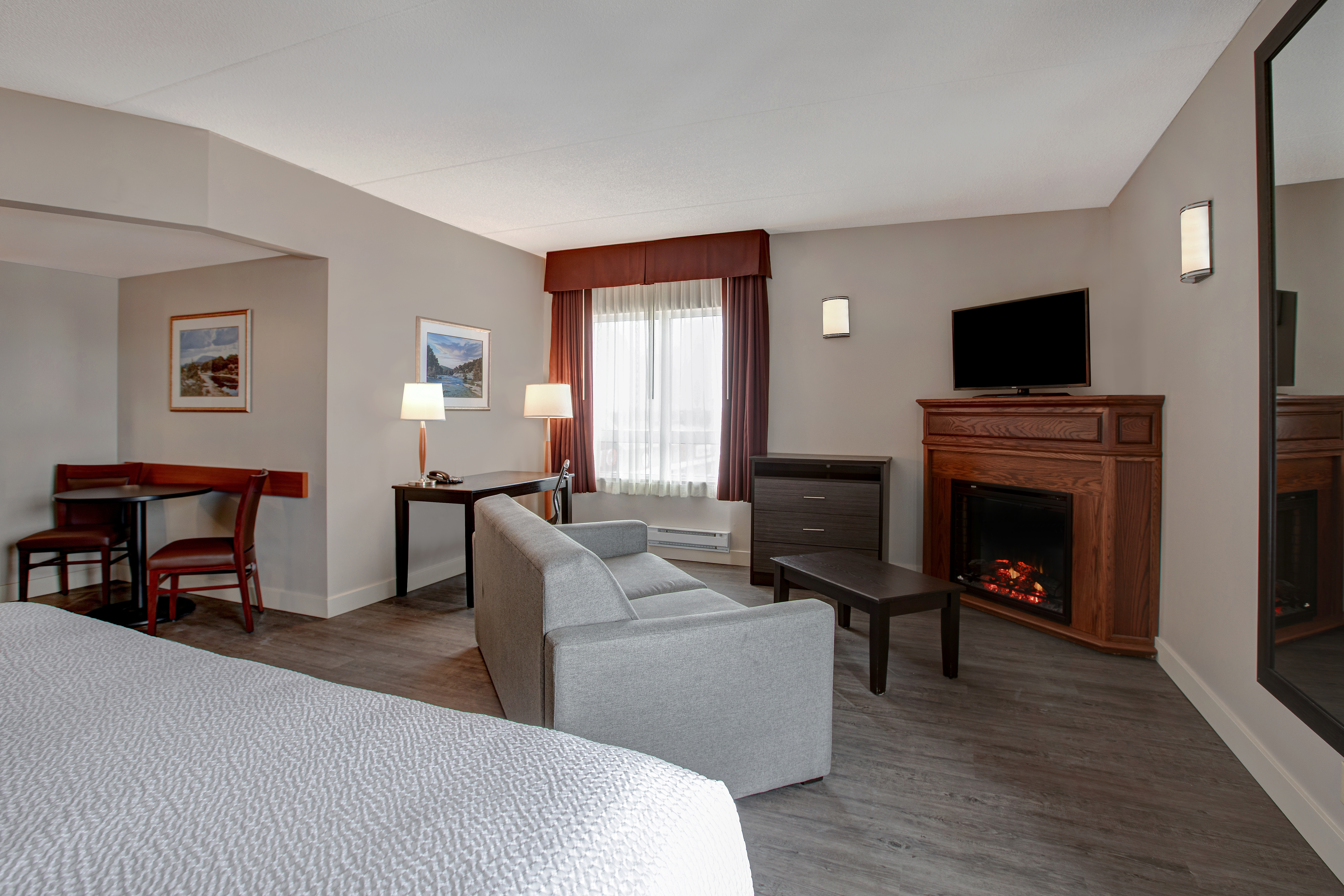 Days Inn & Suites by Wyndham Collingwood suite in Collingwood, Ontario