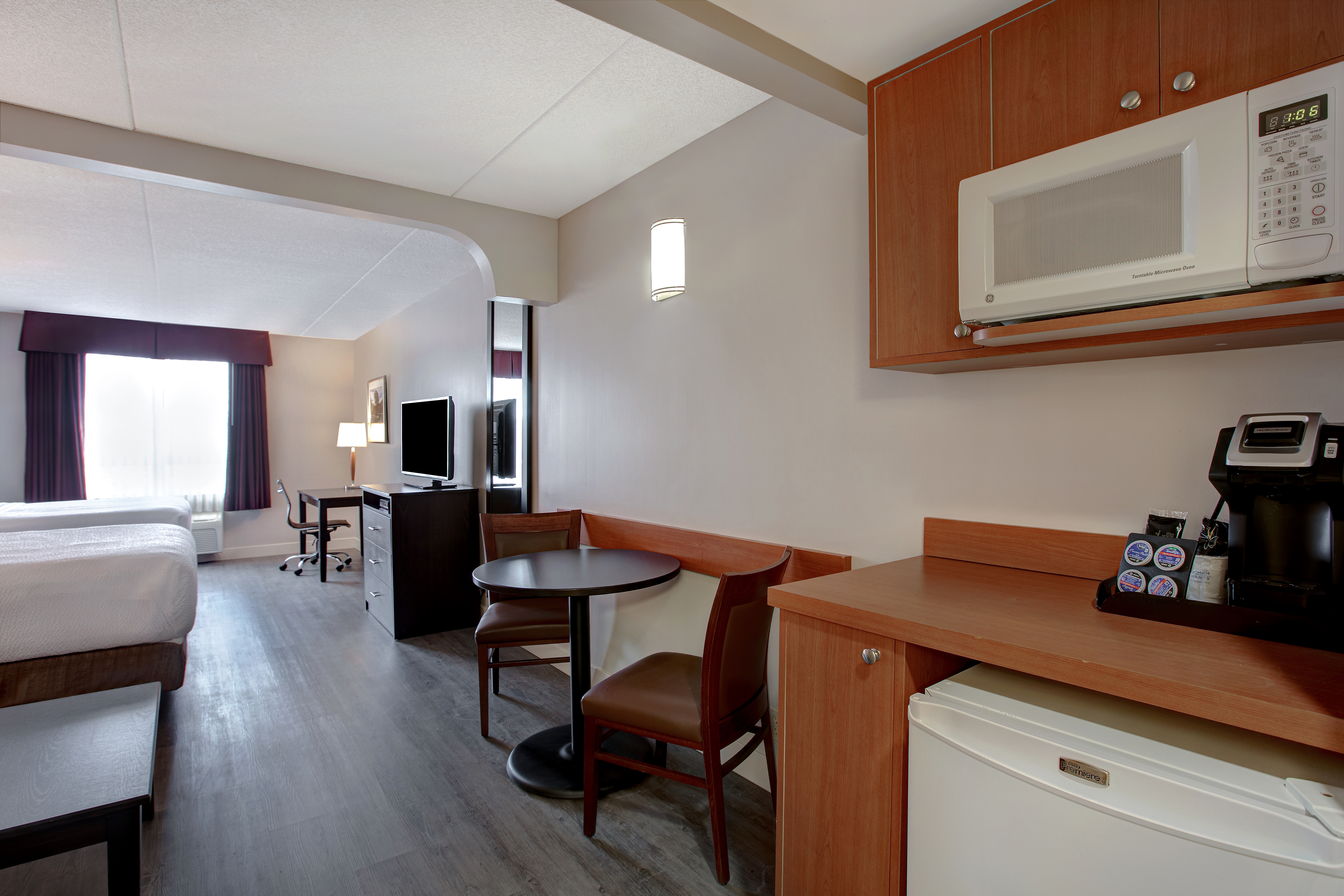 Days Inn & Suites by Wyndham Collingwood suite in Collingwood, Ontario
