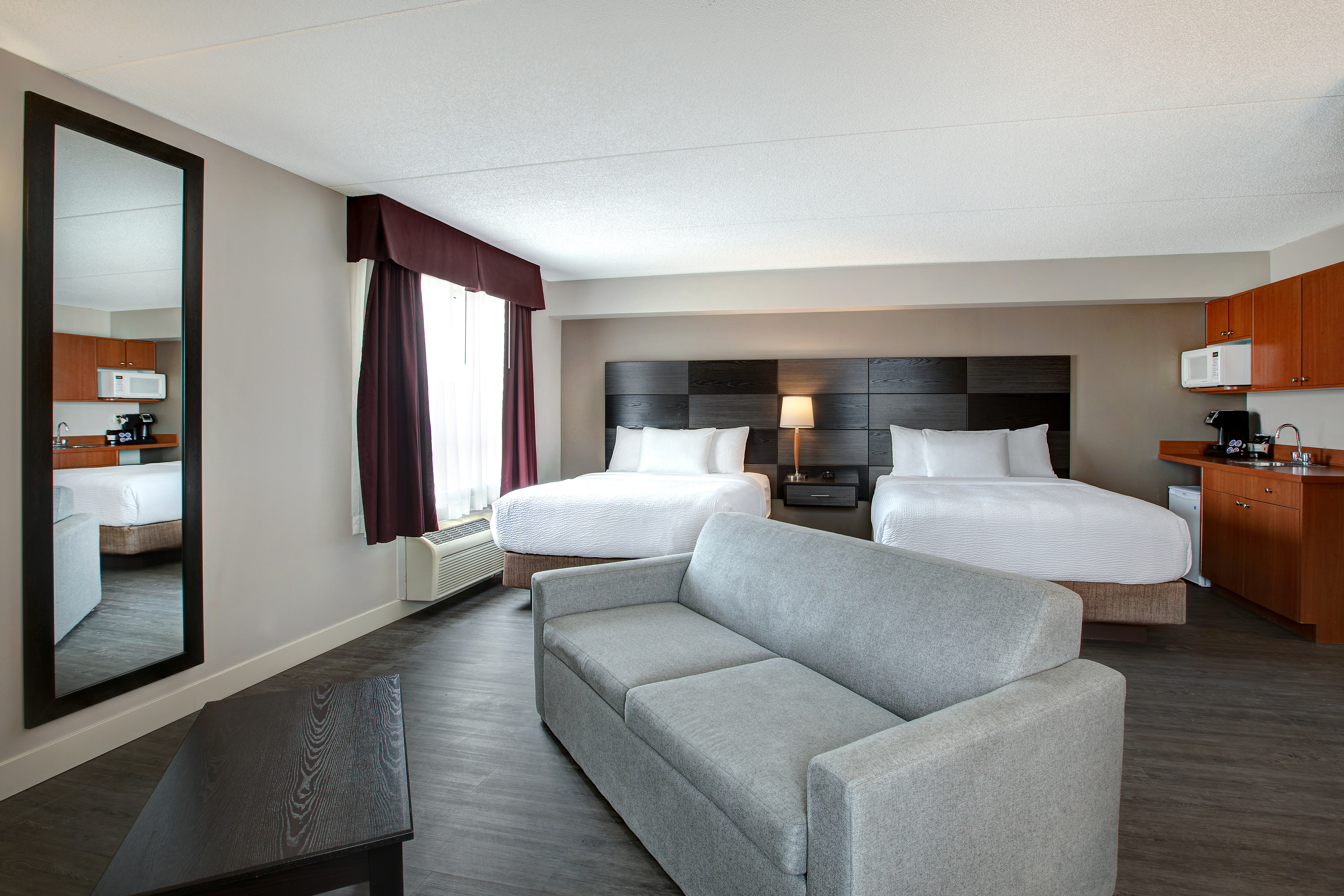 Days Inn & Suites by Wyndham Collingwood suite in Collingwood, Ontario