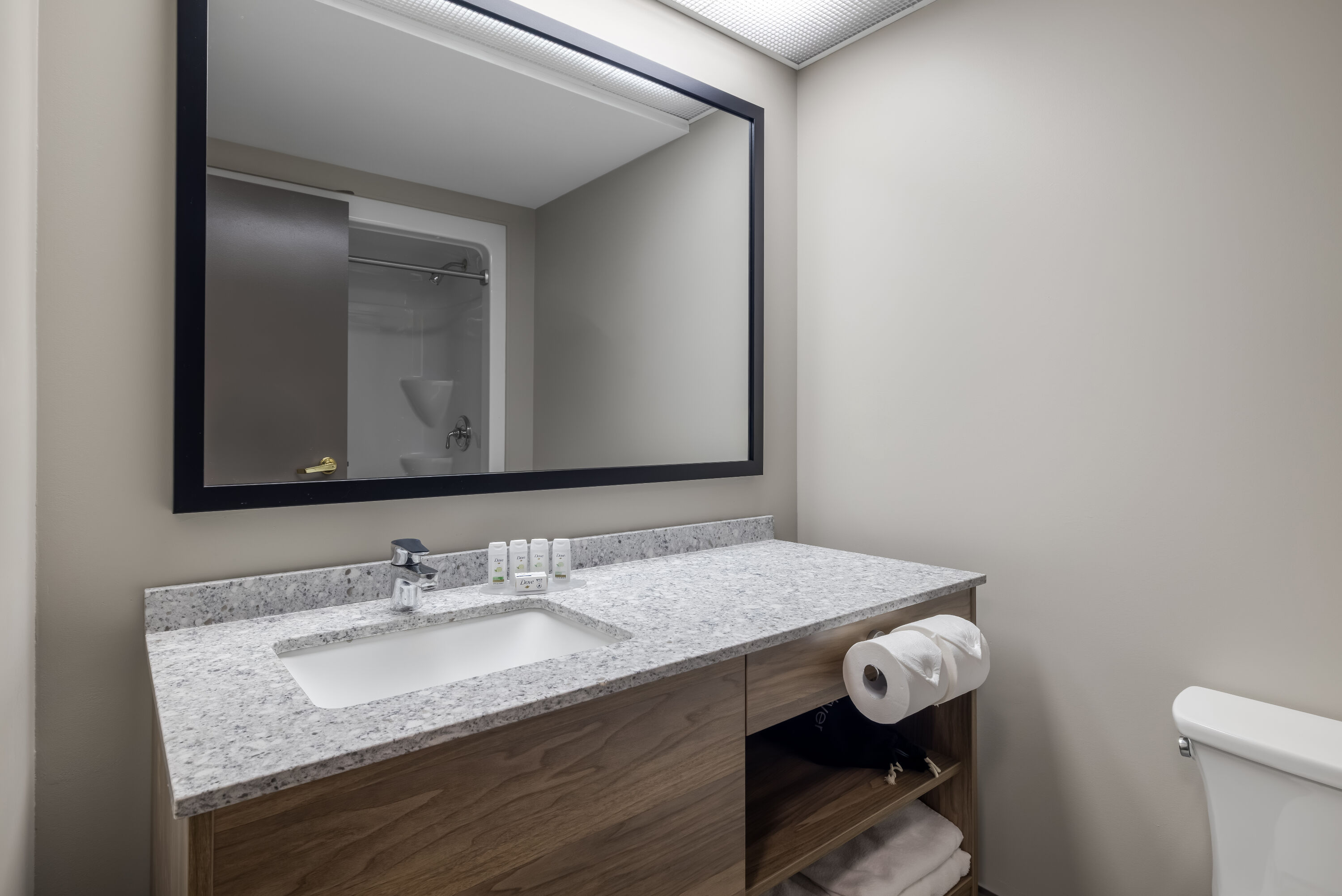 Guest room bath at the Days Inn by Wyndham Leamington in Leamington, Ontario