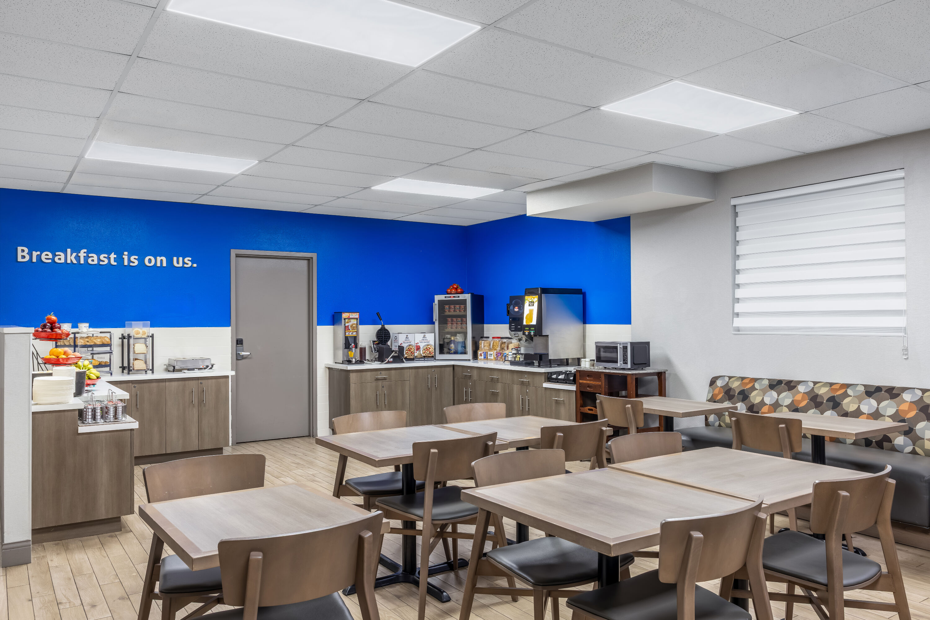 Days Inn by Wyndham Leamington restaurant breakfast area with seating in Leamington, Ontario