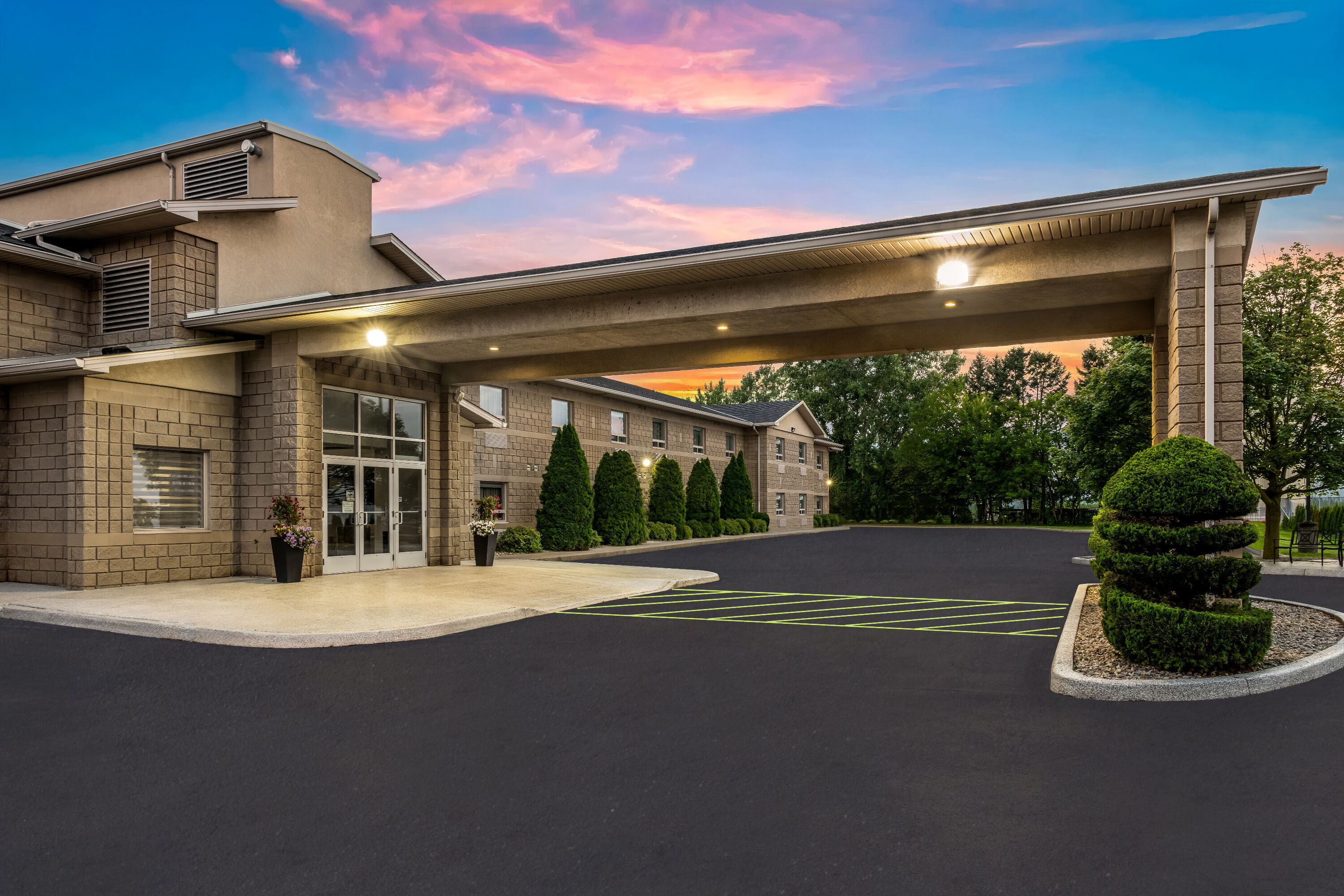 Exterior Dusk Image of Days Inn by Wyndham Leamington hotel in Leamington, Ontario