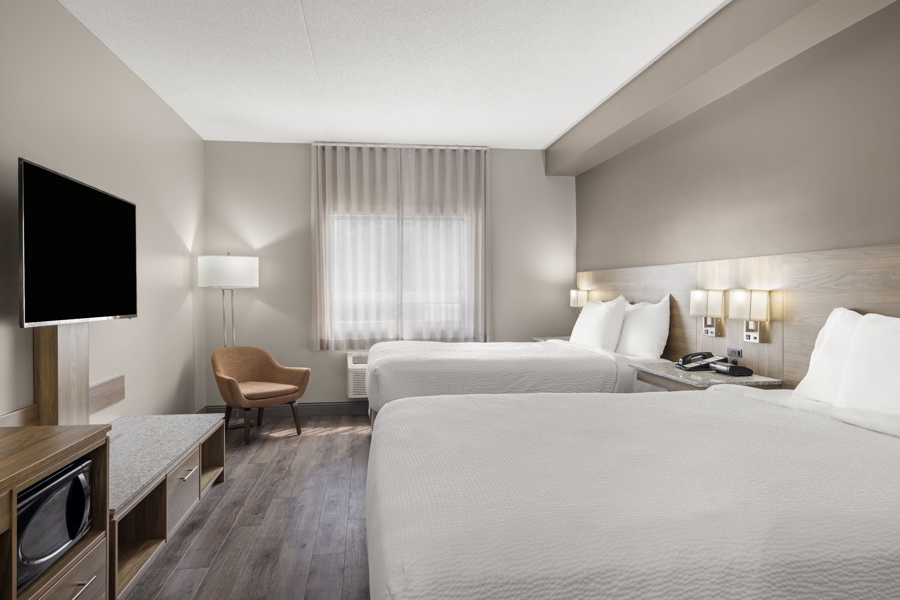 Queen bed guest room at the Days Inn by Wyndham Leamington in Leamington, Ontario