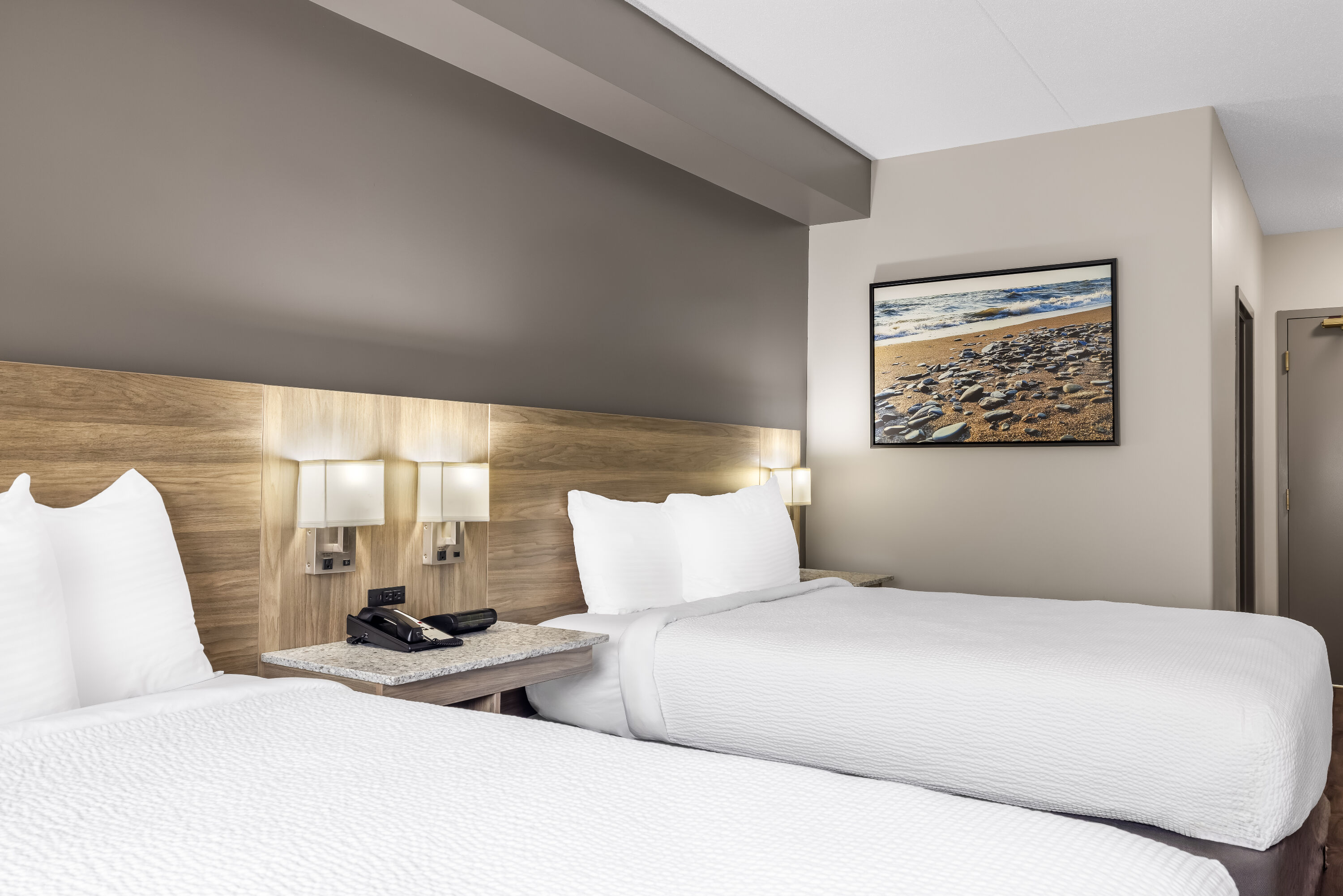 Queen bed guest room at the Days Inn by Wyndham Leamington in Leamington, Ontario