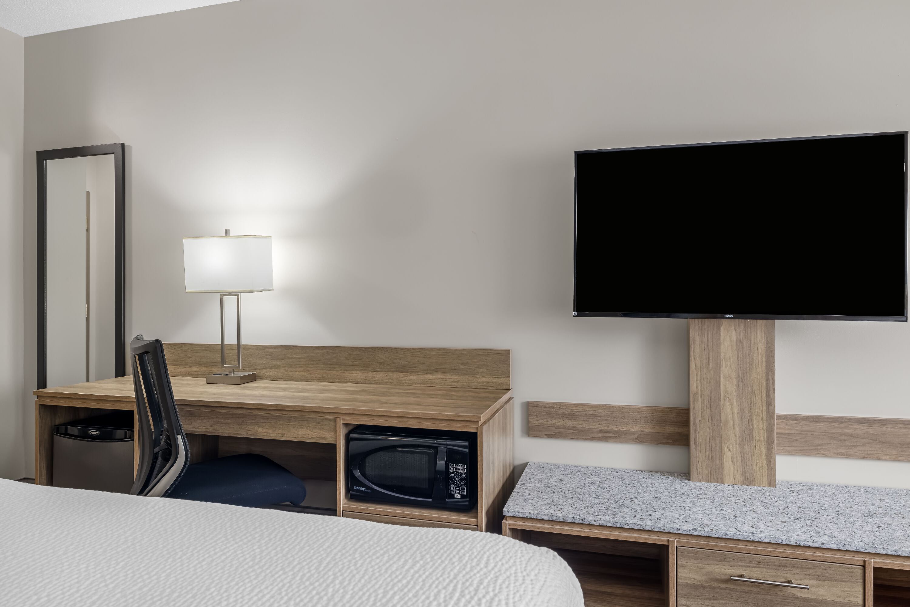 Queen bed guest room at the Days Inn by Wyndham Leamington in Leamington, Ontario
