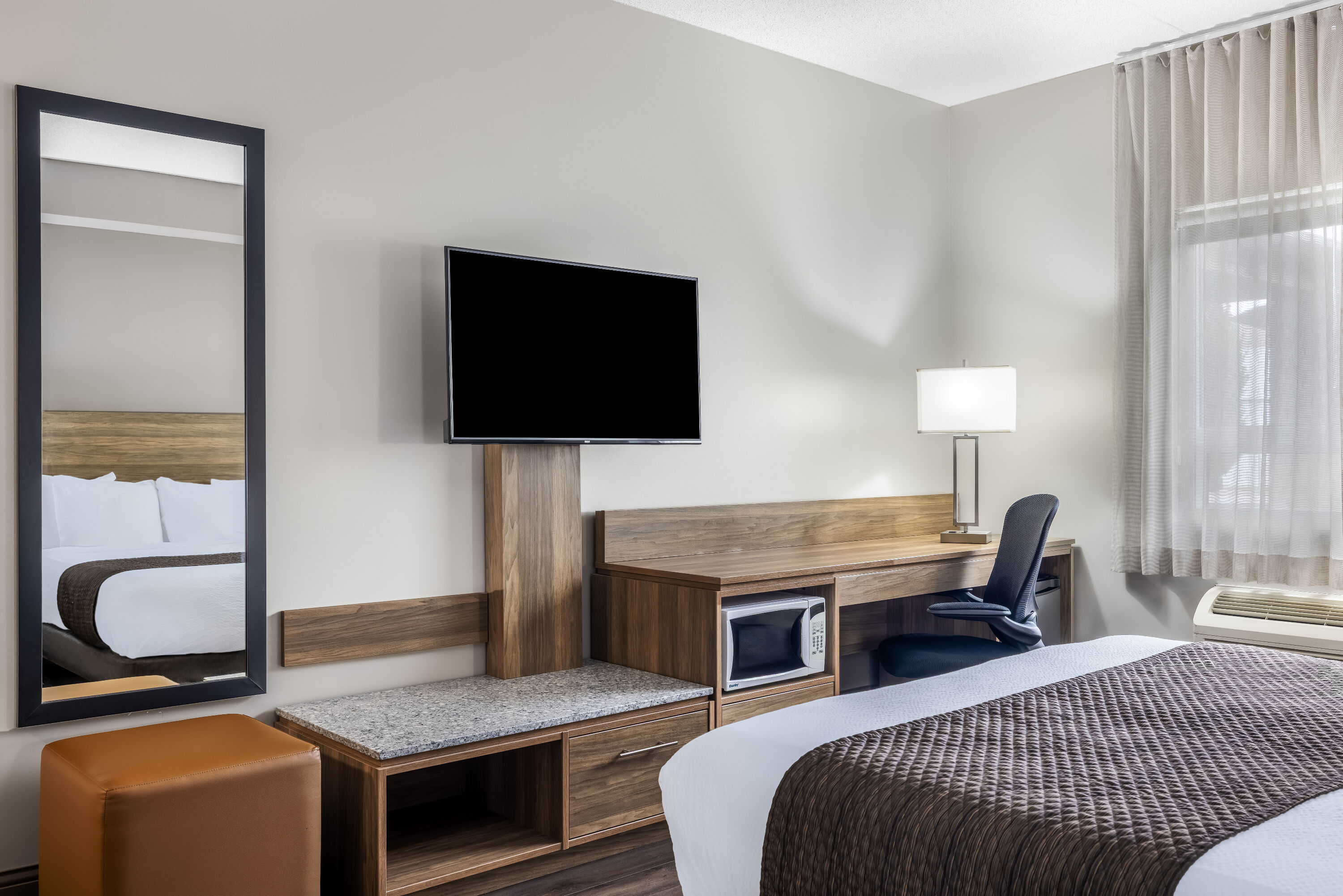 Queen bed guest room at the Days Inn by Wyndham Leamington in Leamington, Ontario