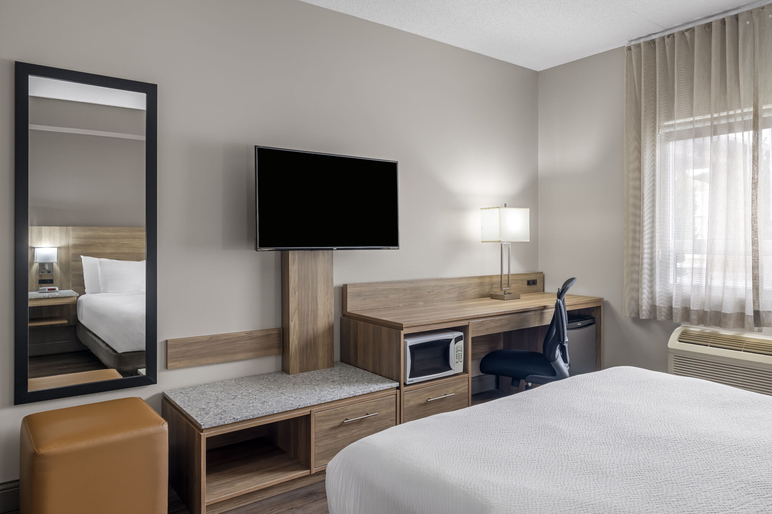 Queen bed guest room at the Days Inn by Wyndham Leamington in Leamington, Ontario