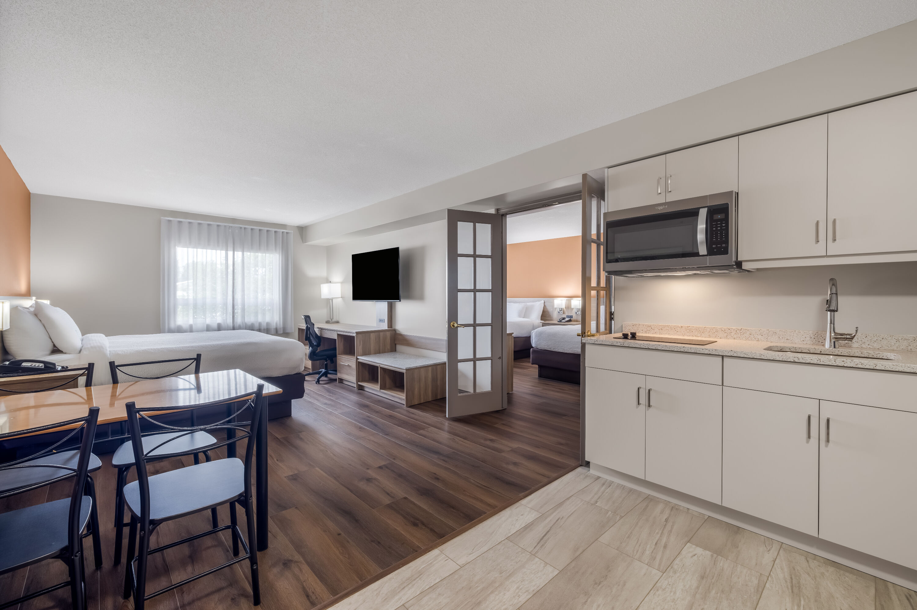 Days Inn by Wyndham Leamington suite in Leamington, Ontario